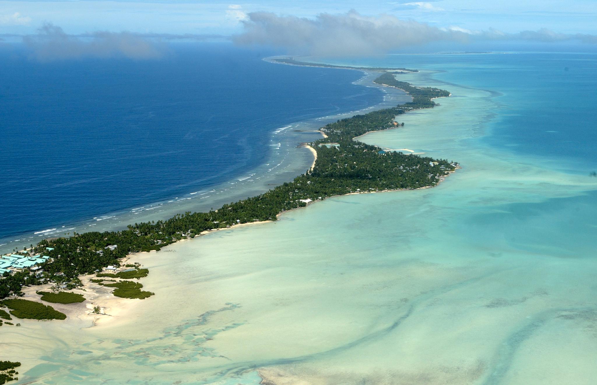 Tarawi-atollen i Kiribati er en av mange lave korallatoller som trues av havstigningen.