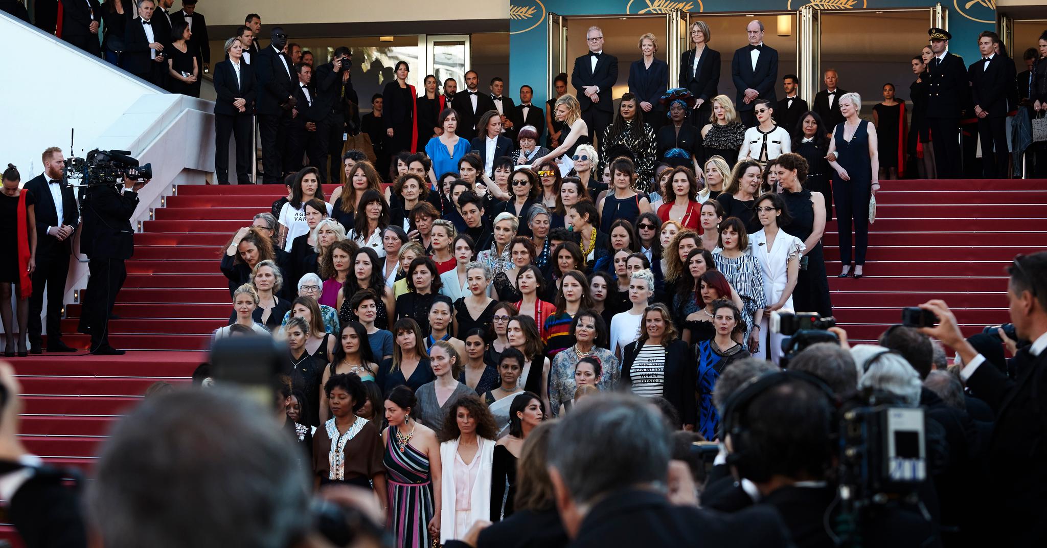 82 kvinner samlet seg på trappene i Cannes lørdag kveld for å markere at de ønsker endring i filmbransjen etter #metoo. Antallet er det samme som kvinnene som har hatt film med i programmet i Cannes gjennom tidene. 