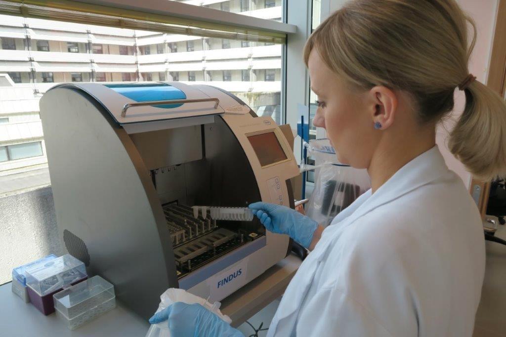 Bioingeniør Dominika Piska i ferd med å sette opp en PCR-test for sars-cov-2 på Haukeland universitetssjukehus. For storvolumtesting benyttes PCR-tester som bruker 4-6 timer, men for inneliggende pasienter der det haster med svaret har man PCR-tester som bare bruker 30 minutter. 