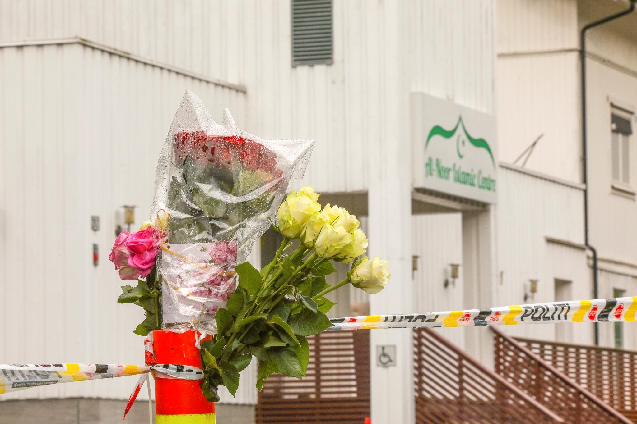Flere har plassert blomster utenfor Al-Noor Islamic Centre, der skytingen skjedde lørdag ettermiddag.