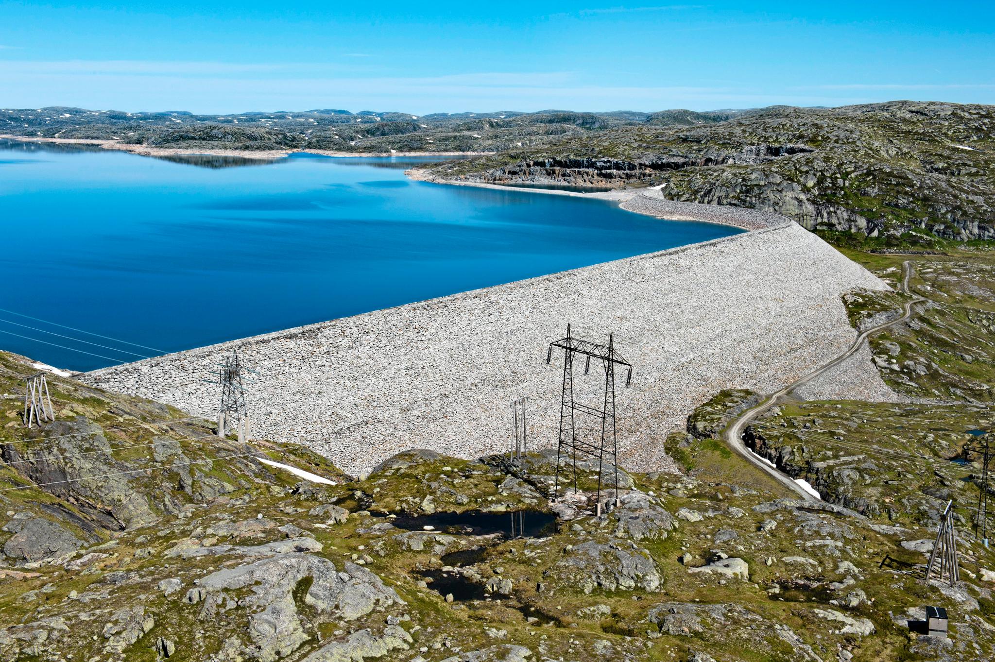 Norge har høy leveringssikkerhet fordi vi har vannmagasiner som gjør at vi kan produsere strøm en kald vinterdag uavhengig av om det blåser eller ikke. Her fra Blåsjø, et av Norges største vannmagasiner. 