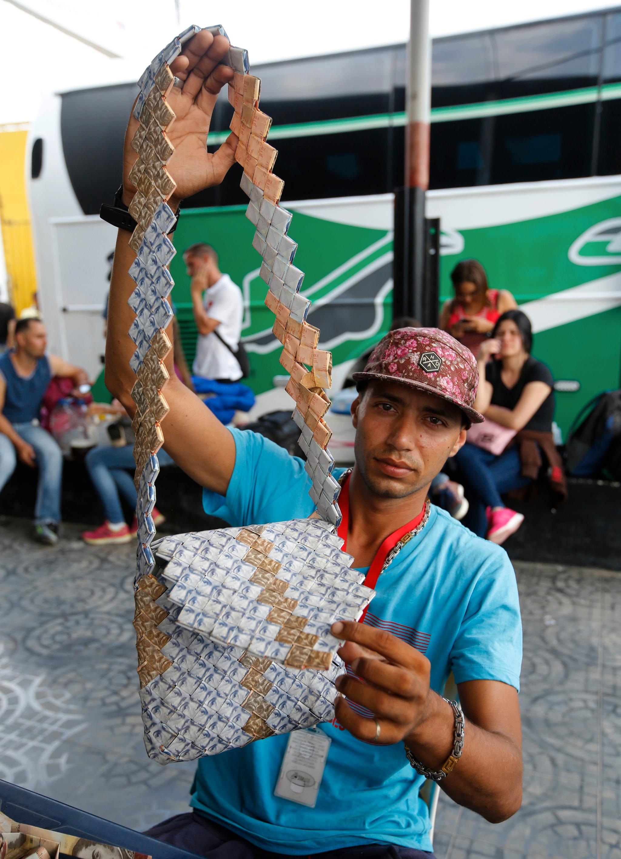 Richard Segovia bruker de venezuelanske bolivar-sedlene til å lage vesker. Han selger de på grensen mellom Venezuela og Colombia og får solgt veskene for mange ganger verdien av sedlene han brukte i produksjonen.