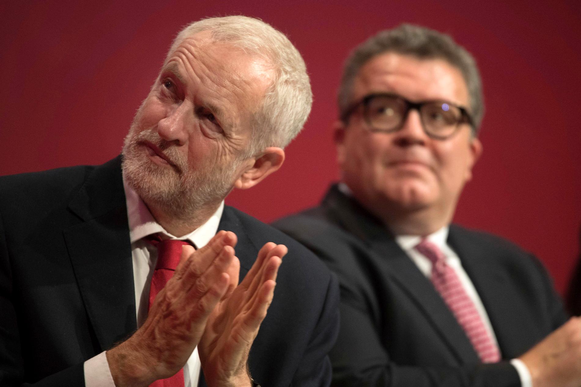 PÅ LANDSMØTE: Labours partileder Jeremy Corbyn (TV) og nestleder Tom Watson under åpningen av partiets landsmøte i Brighton. 