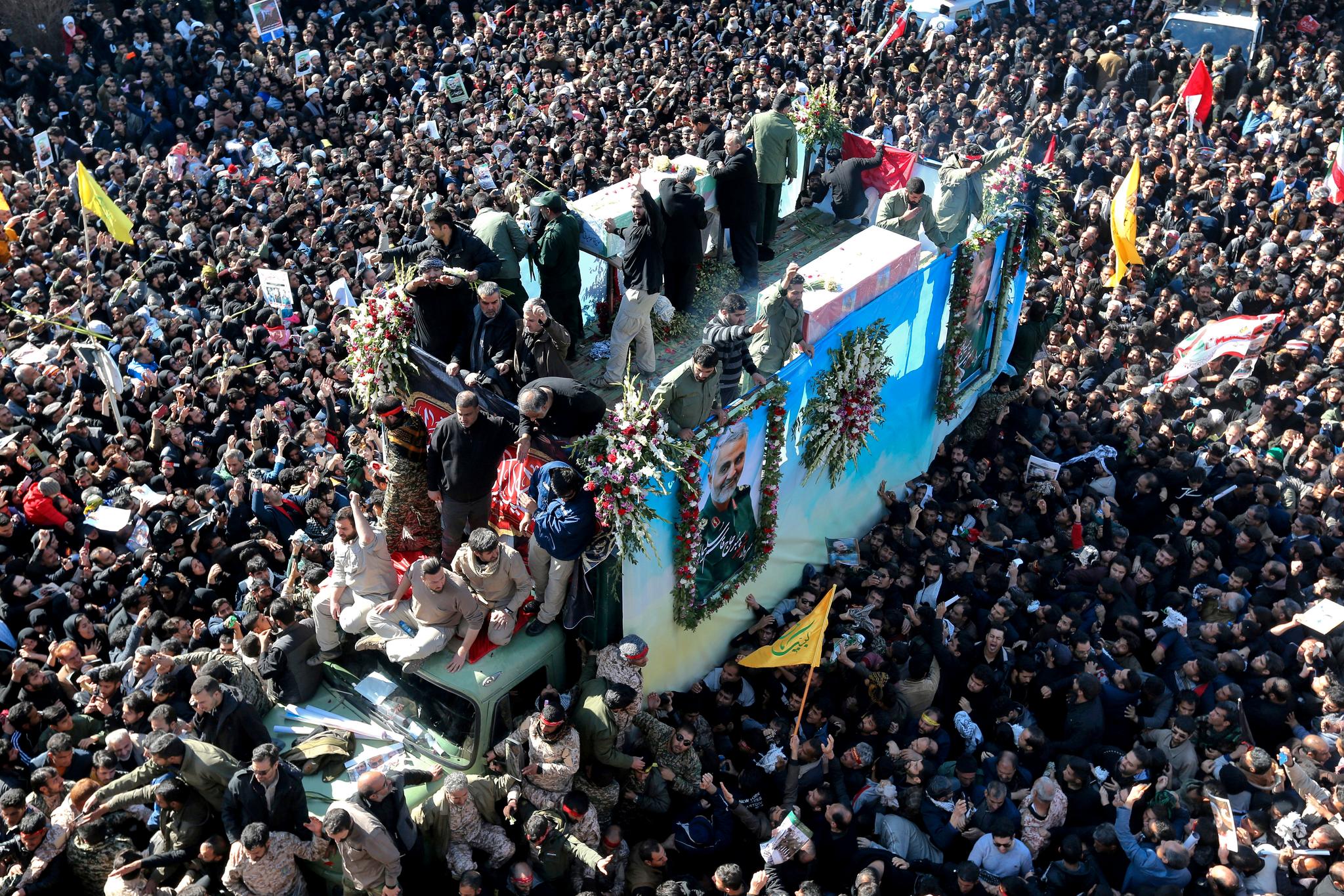 Det brøt ut panikk i trengselen som oppsto i folkemengden i begravelsen til general Soleimani i byen Kerman tirsdag. Folk ble tråkket til døde og over 200 ble skadet. 