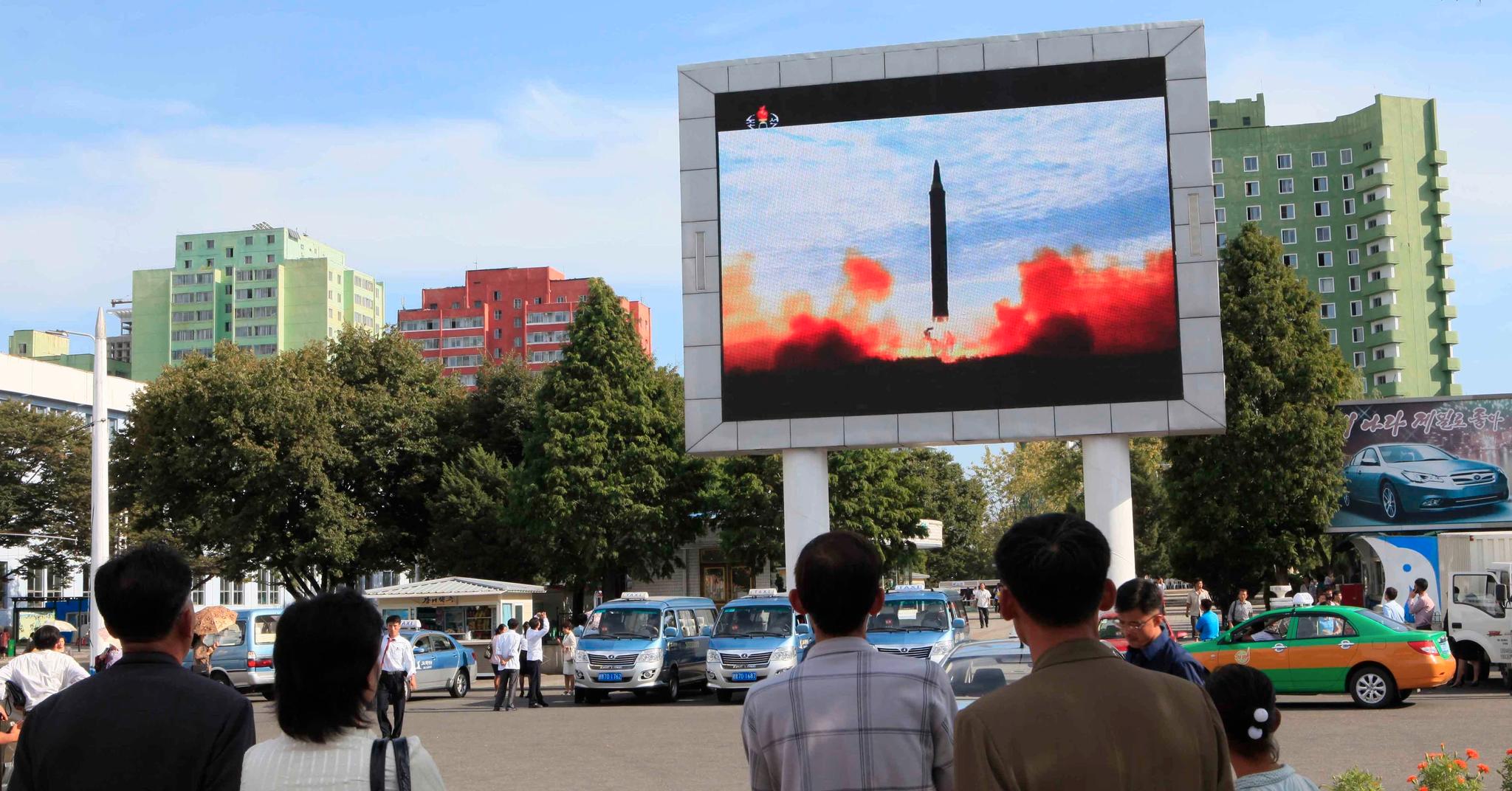 Nordkoreanere i byen Pyongyang følger med på oppskytningen av en strategisk ballistisk rakett. Situasjonen i Nord-Korea er en av grunnene til at risikoen for en alvorlig atomhendelse har økt. 