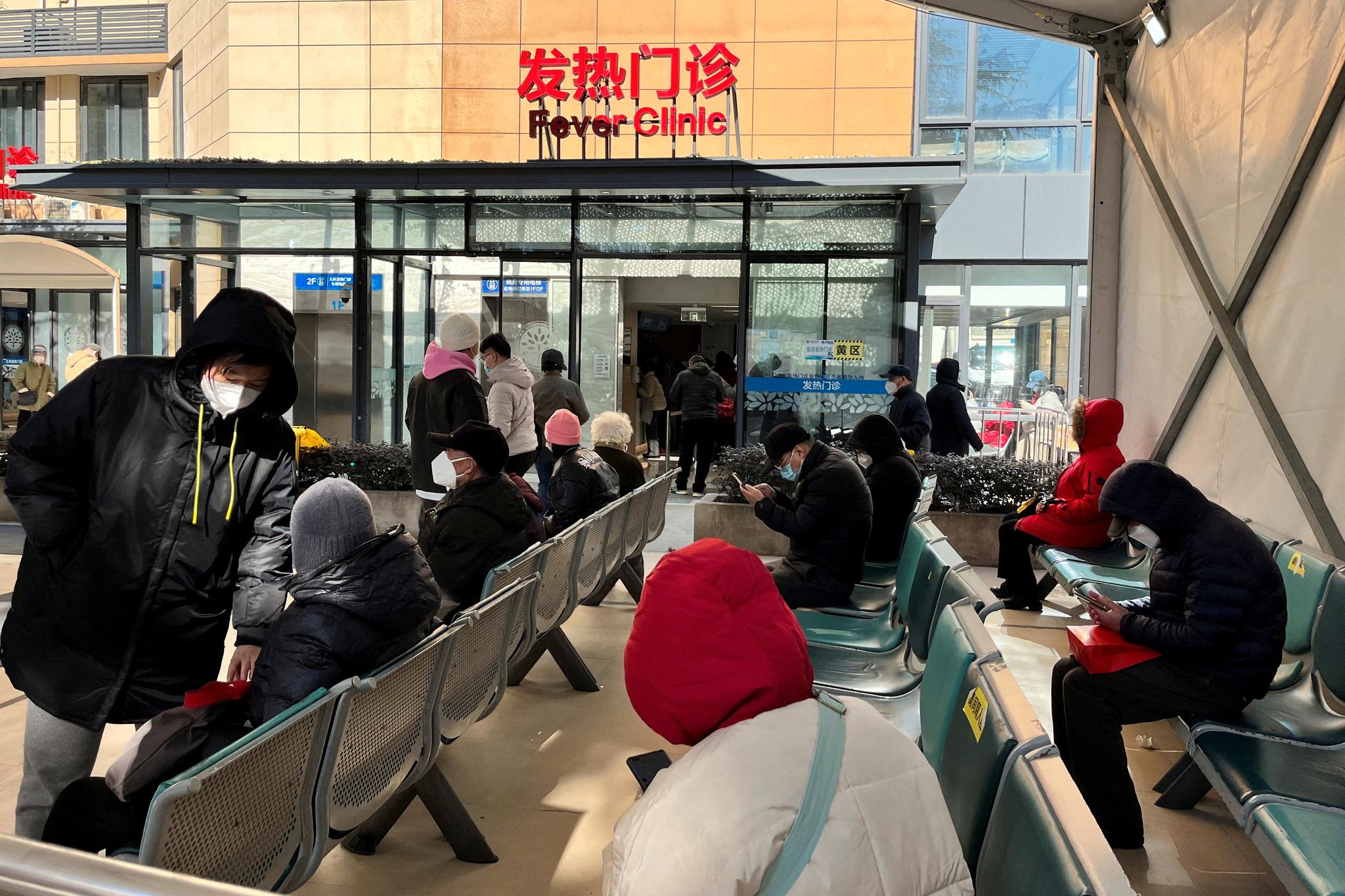 Folk venter utenfor en feberklinikk i Shanghai 24. desember.