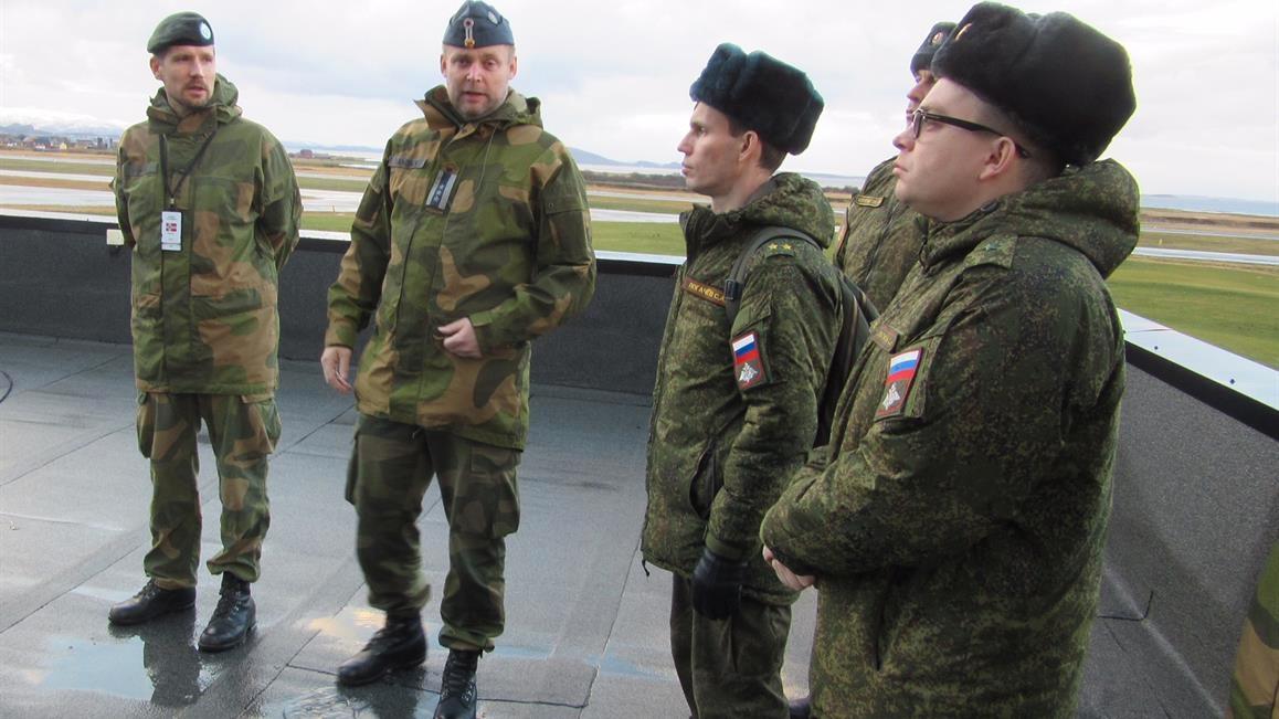 Russiske militære under inspeksjon av Ørland flystasjon tirsdag 5. desember.
