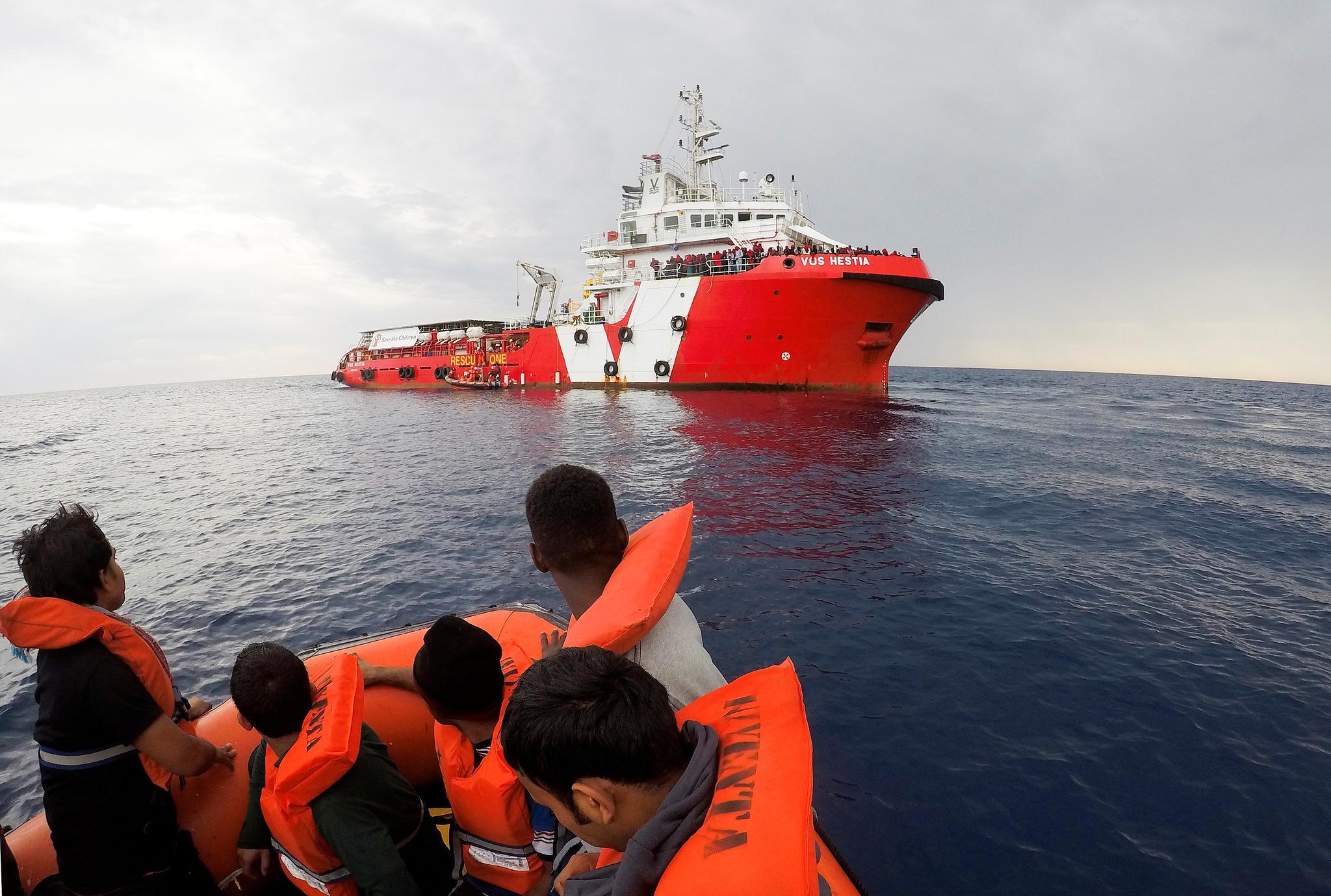 Migranted reddet av hjelpearbeidere fra Redd Barna på vei mot organisasjonens skip Vos Hestia.