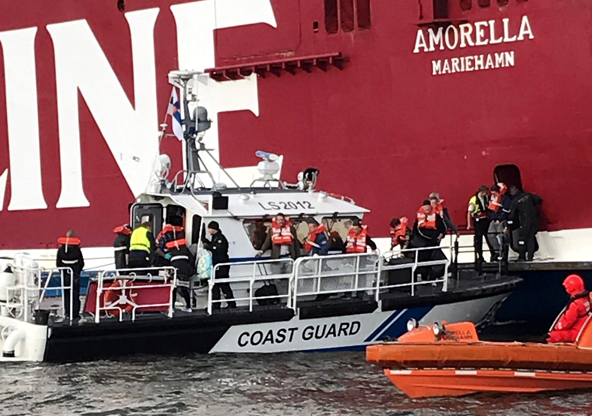 Passasjerer evakueres fra skipet. 