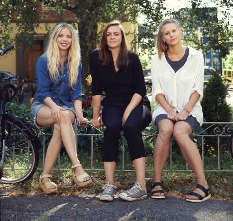 UNGE LOVENDE: Alexandra Gjerpen, Siri Seljeseth og Gine Pedersen har hovedrollene i serien.