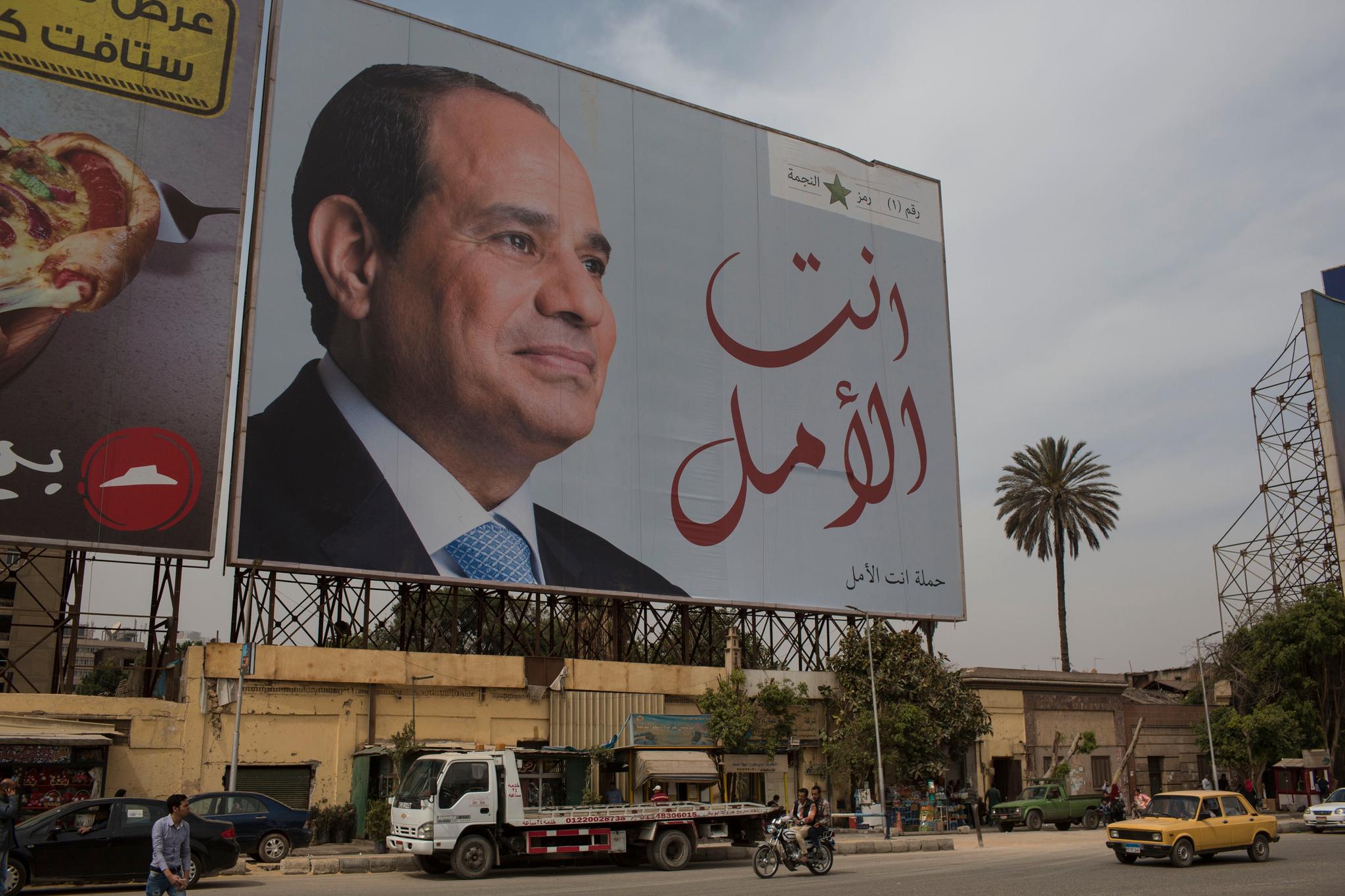 Valgkampplakater til fordel for sittende president Abdel Fattah al-Sisi er å se overalt i Kairo. Private interesser er mer enn villig til å betale for digre plakater og neonskilt. «Du er håpet», står det på denne plakaten i nærheten av Tahrir-plassen i sentrum av Kairo.