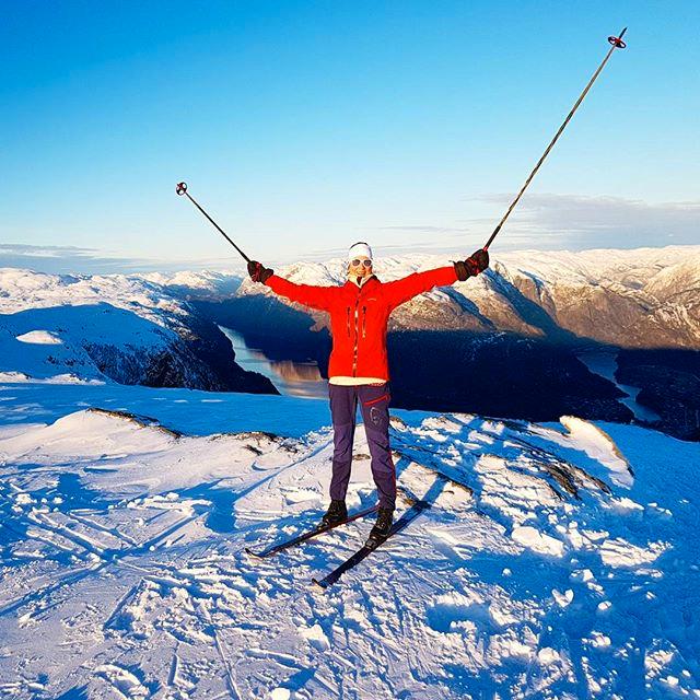 Av fjell og sol og snø og ski vert ein så glad. Foto: Anne Mjelstad