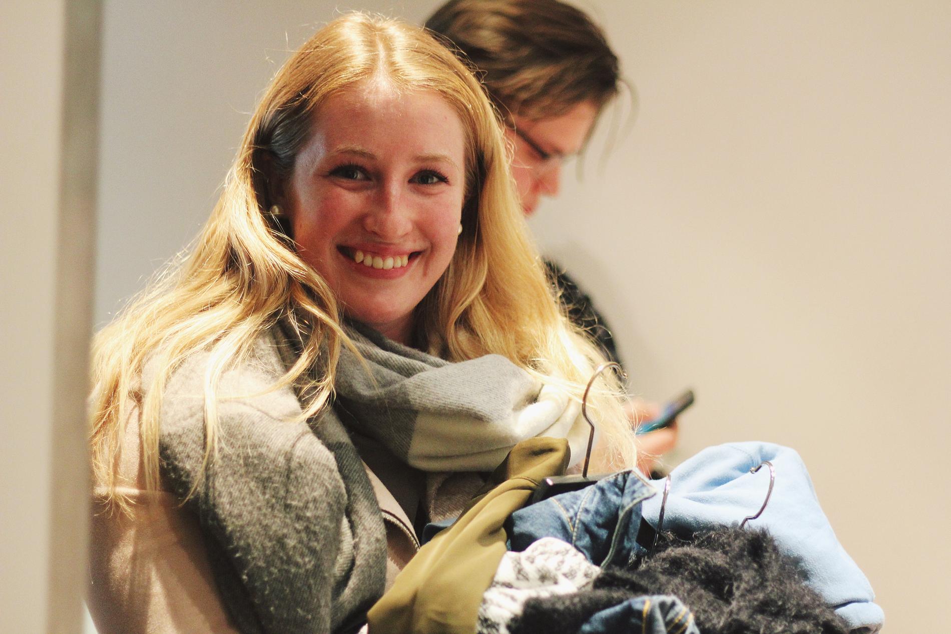 UiA-student Kristin Sigholt Magli benyttet sjansen til å gi bort gamle klær fra skapet, men fant også et par skatter selv. 