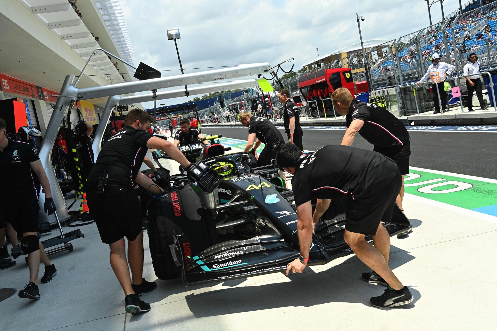 SLITER: Lewis Hamilton under lørdagens trening i Miami.