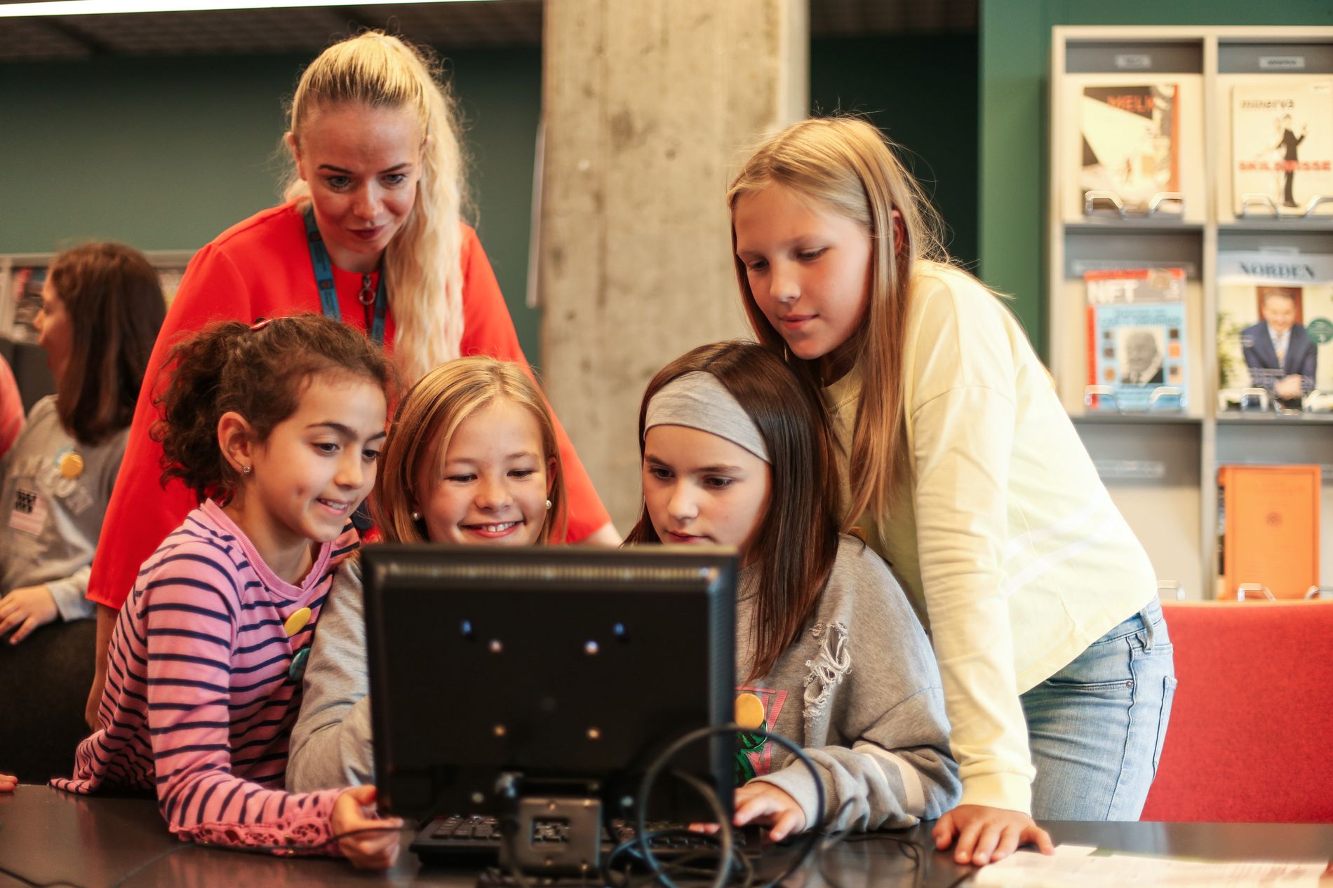 Her følger Tronstad Ranestad med på Maya Alon (f.v.), Johanne Gjølstad, Mille Telle og Linnea Hæland Evje (t.h.). Elevene fra Lovisenlund skole får en enkel opplæring i hvordan man kan designe et dataspill.