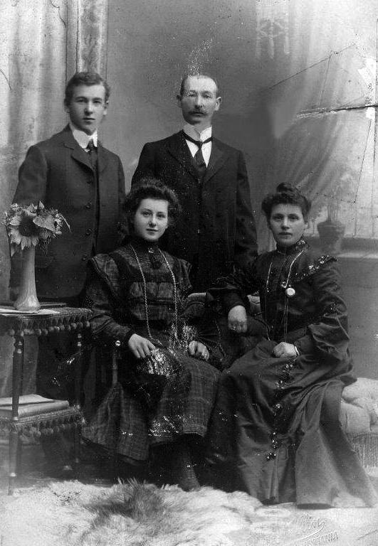 Mona Levins oldemor, Bertha Meszansky, og hennes forlovede Samuel Kazerginski sammen med hans foreldre i Vilnius