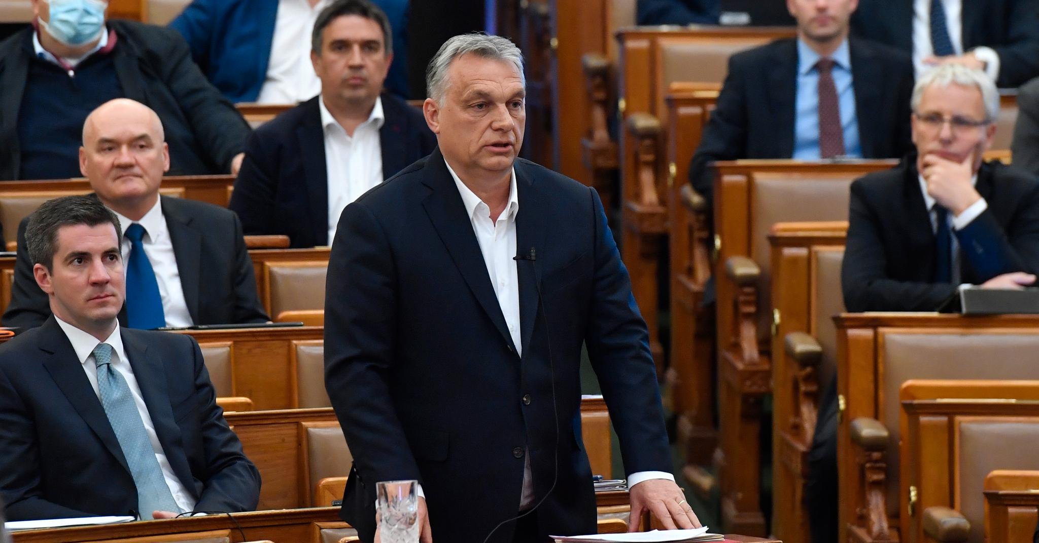 Statsminister Viktor Orbán får all makt på ubestemt tid. Unntakstilstanden ble vedtatt av parlamentet i Budapest. Partiet hans har 2/3 flertall, selv om det kun fikk litt under 50 prosents oppslutning i siste valg.