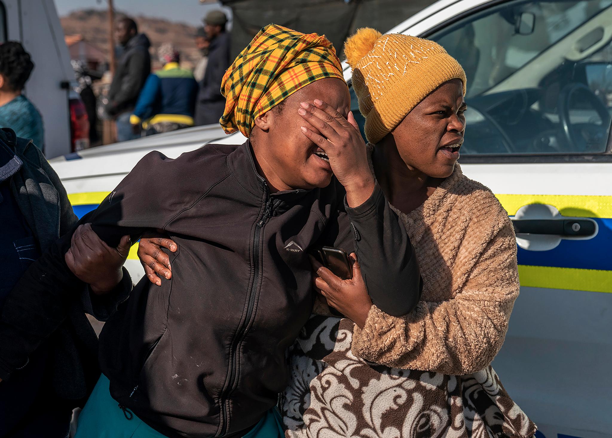 En kvinne gråter ved åstedet for masseskytingen på en bar i Soweto i Sør-Afrika. Ifølge politiet var ofrene trolig tilfeldige bargjester. 