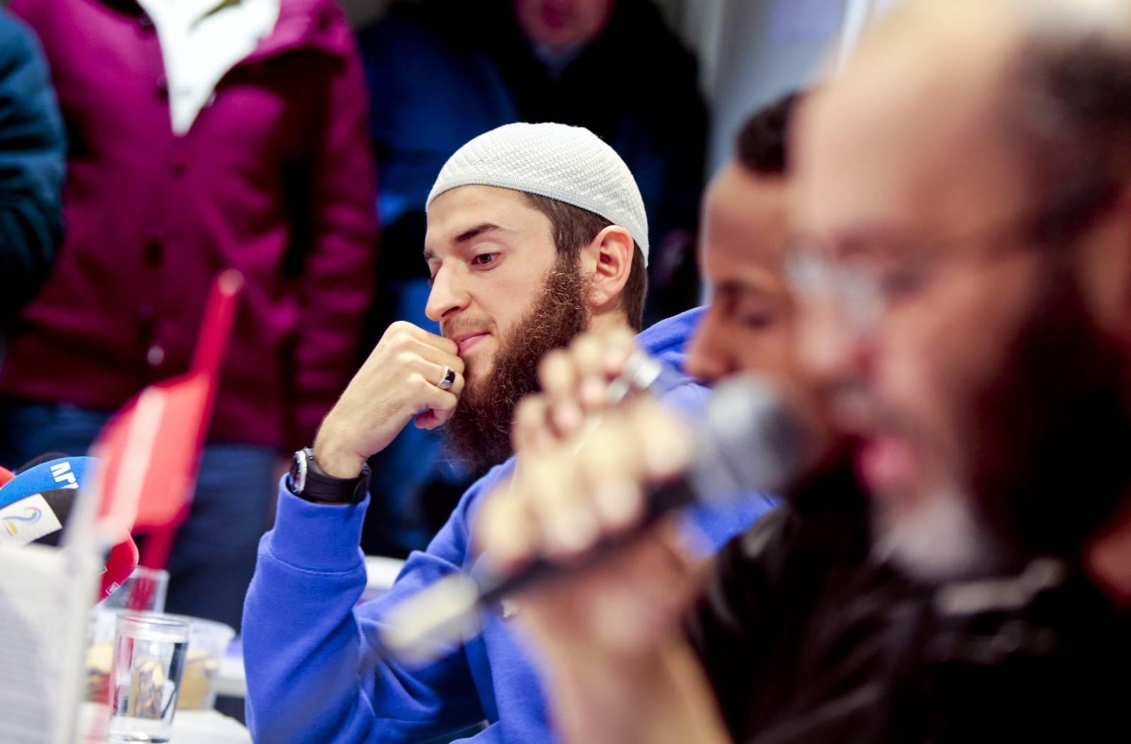 6. november 2012: På et hotell i Oslo holder Profetens Ummah en pressekonferanse. Mannen i blå genser, Egzon Avdyli (da 24), ble i vår meldt drept i Syria. Omar Cheblal ¤6, foran) er fengslet i Hellas.