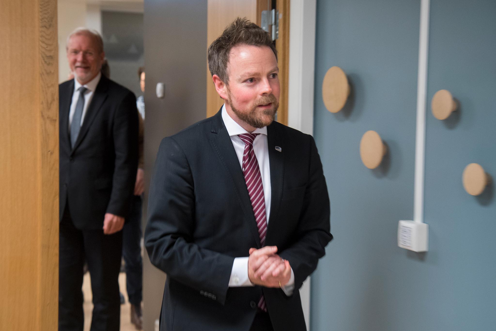 Næringsminister Torbjørn Røe Isaksen gir Nussir AS driftskonsesjon for utvinning av kobber i Kvalsund i Finnmark. Foto: Heiko Junge / NTB scanpix