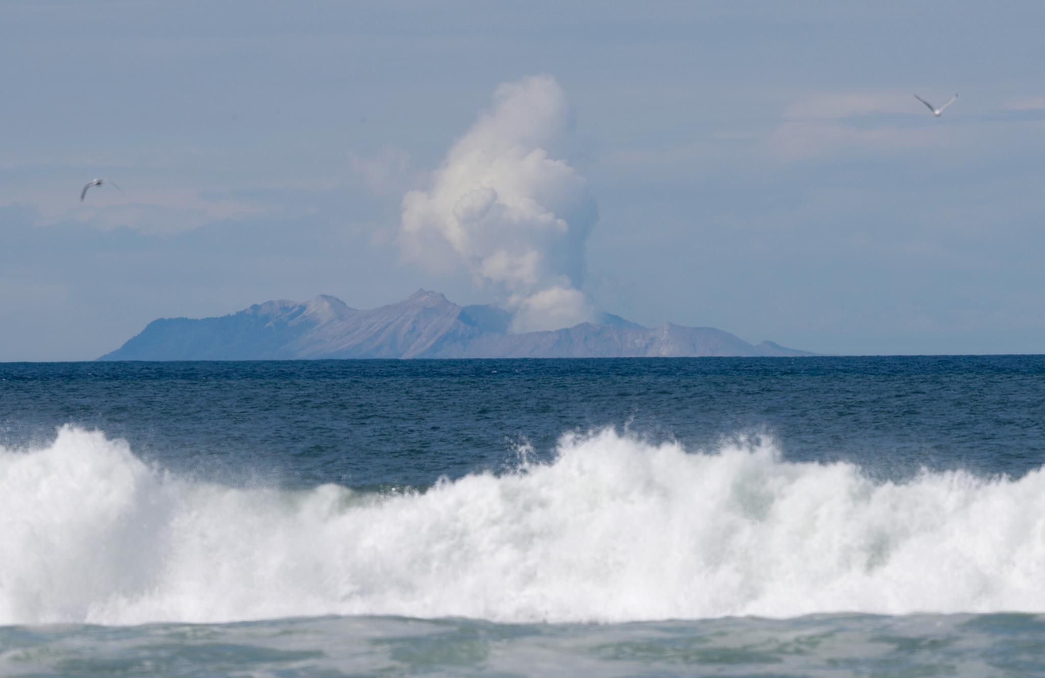 To personer er fremdeles savnet etter vulkanutbruddet på White Island i New Zealand 9. desember. Politiet mener de er ført til havs. 