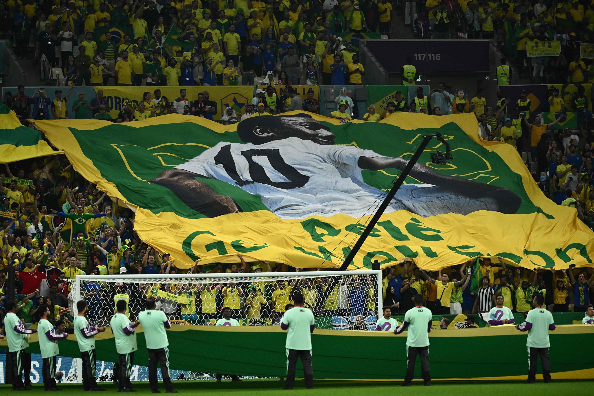 HYLLEST: Det var flere bannere og plakater av Pelé å se under VM-kampen mellom Brasil og Kamerun.