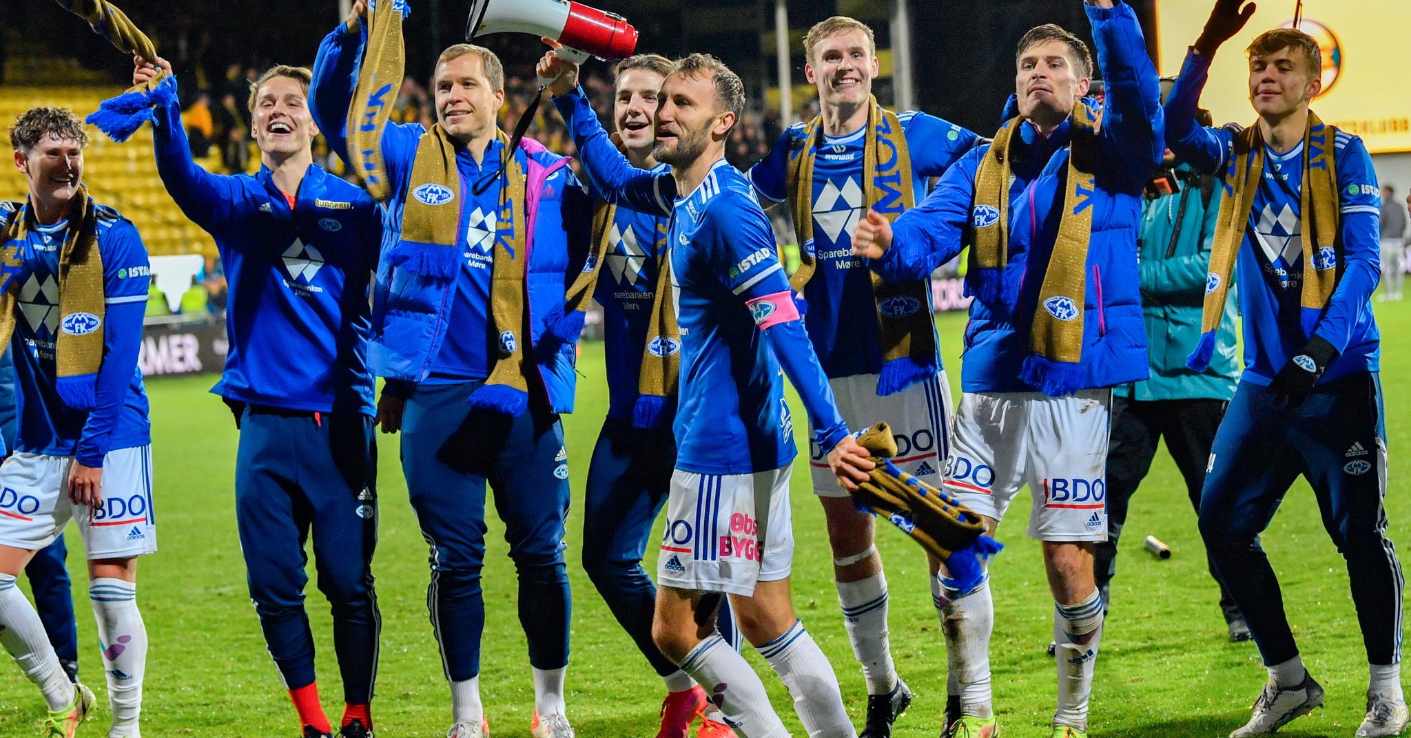 Kaptein Magnus Wolff Eikrem ledet an da spillerne feiret foran egne supportere etter at seriegullet ble sikret med overtidsseieren over Lillestrøm. 