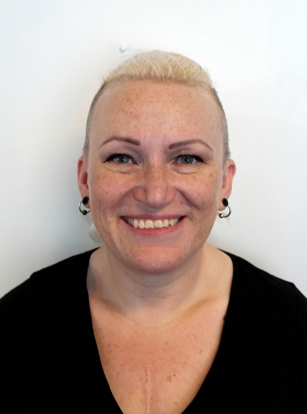 Kari Kjelskau er leder for foreningen Norsk Tatoo Union. Hun beskriver hjemmetatovering som et stort problem. Hun ønsker også bedre kontroll av tatoveringsstudioer og en egen forskrift for tatovøryrket. 