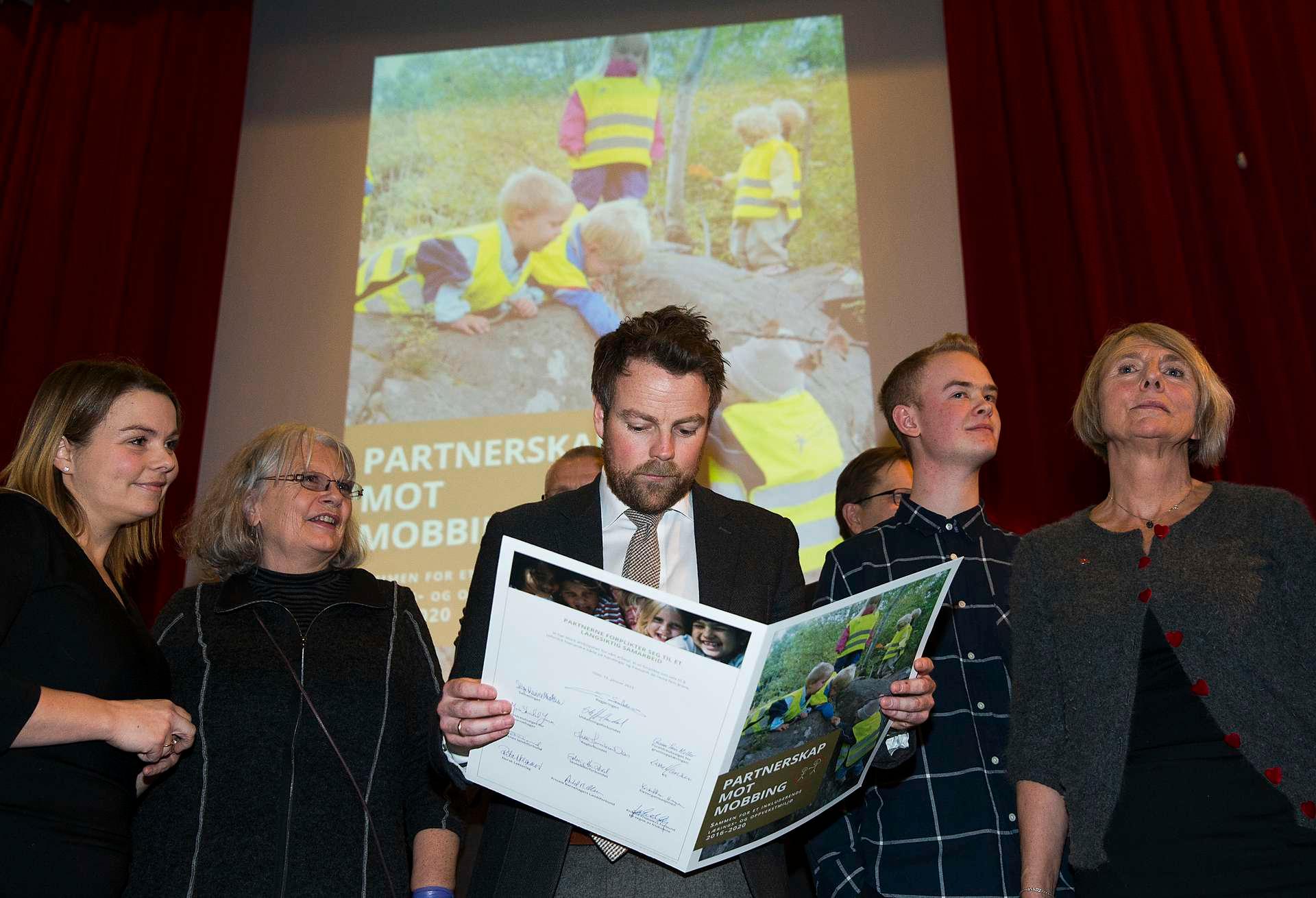 Torbjørn Røe Isaksen signerte et nytt manifest mot mobbing, nå omdøpt til Partnerskap mot mobbing, tidligere i år. 