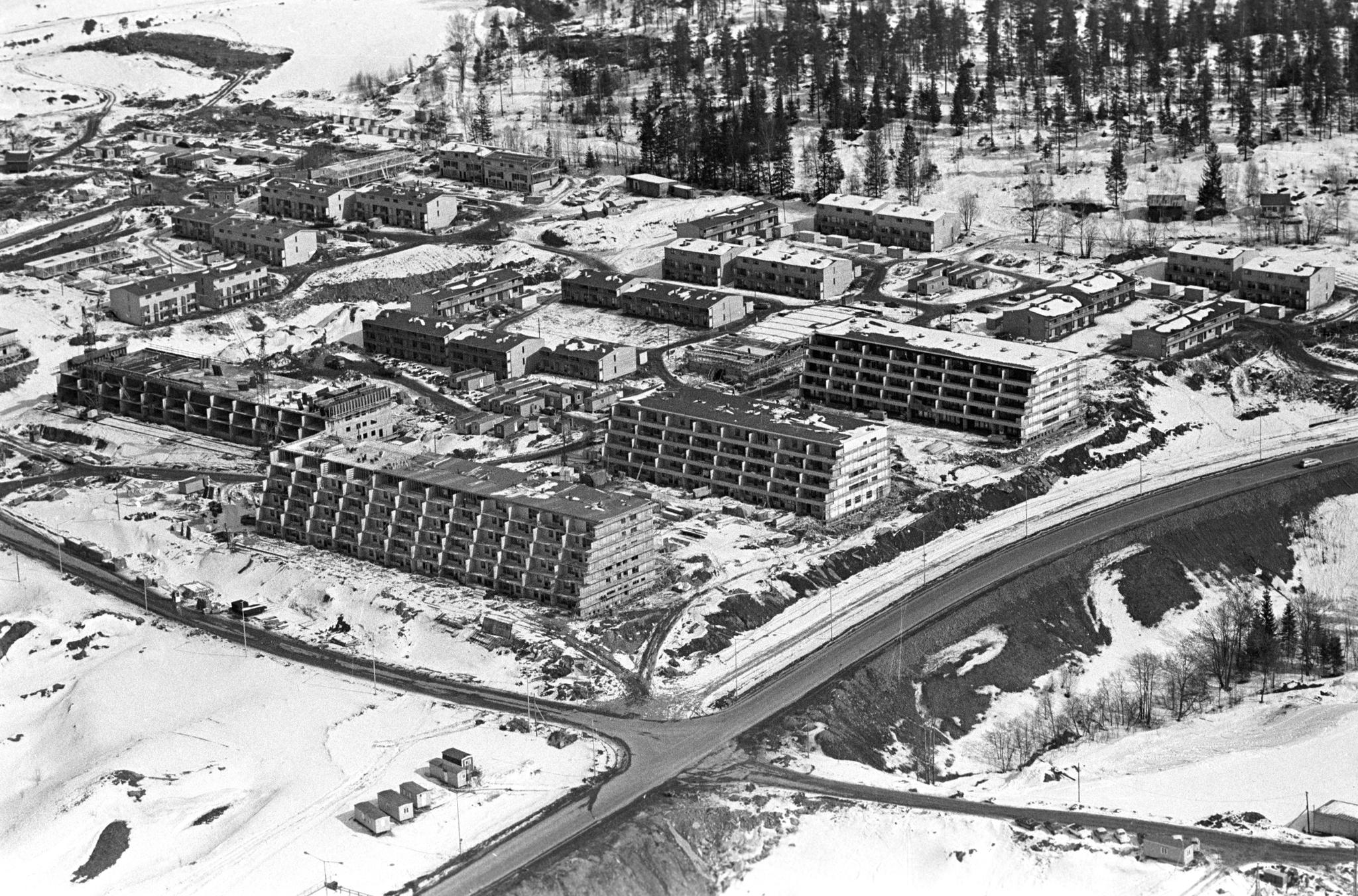 I 1970 sto de første rimelige Selvaag-blokkene ferdige på Vestli-feltet, bygget for Oslo kommune. Til tross for utbyggingen sank Oslos innbyggertall på i 1970-årene. 