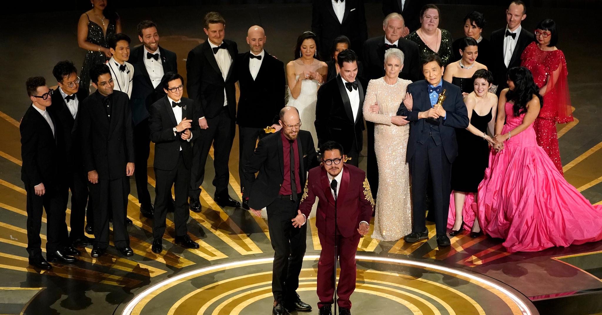 Folkene bak «Everything Everywhere all at Once» ble belønnet med sju priser under nattens Oscar-utdeling, blant dem for beste film, beste regi og beste originalmanus. 