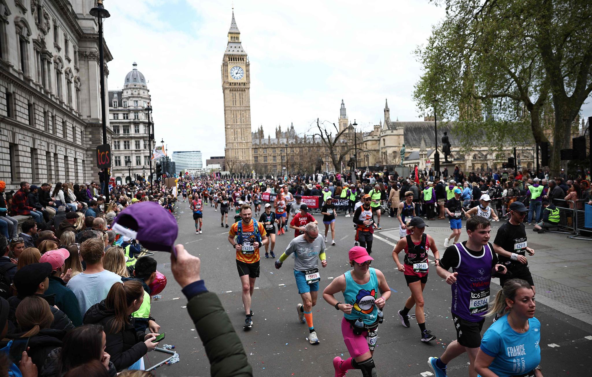 Folkemengden løper forbi Big Ben i sentrum av London.