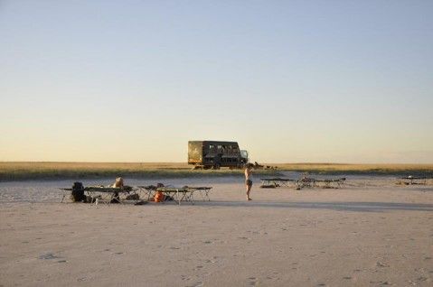 Ingen backpackertur er komplett uten flere netter under åpen himmel. Her fra Makgadikgadi Pan i Botswana.