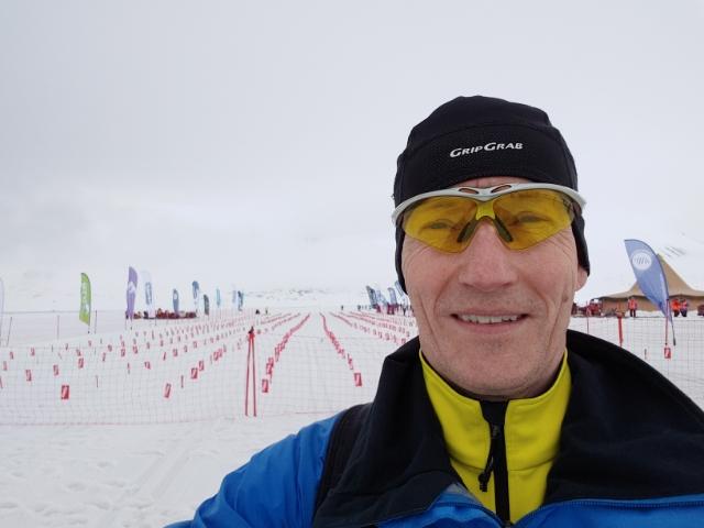 Arne Strid er en av over hundre personer som er streikefaste på Svalbard. Den svenske skiløperen skulle reist hjem til Stockholm søndag, må nå må han og resten av gruppen vente til fredag.