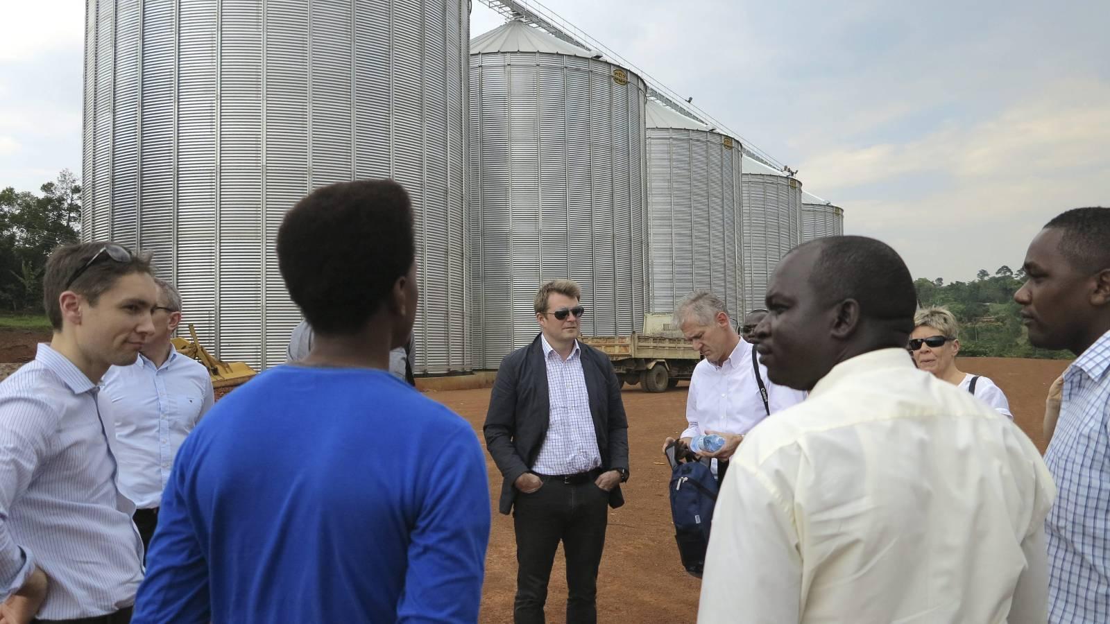 Her er norske investorer på plass utenfor anlegget til Biyinzika Poultry International i Uganda. Et anlegg som er bygget med norsk risikokapital. Etiske investeringer, er den nye trenden.