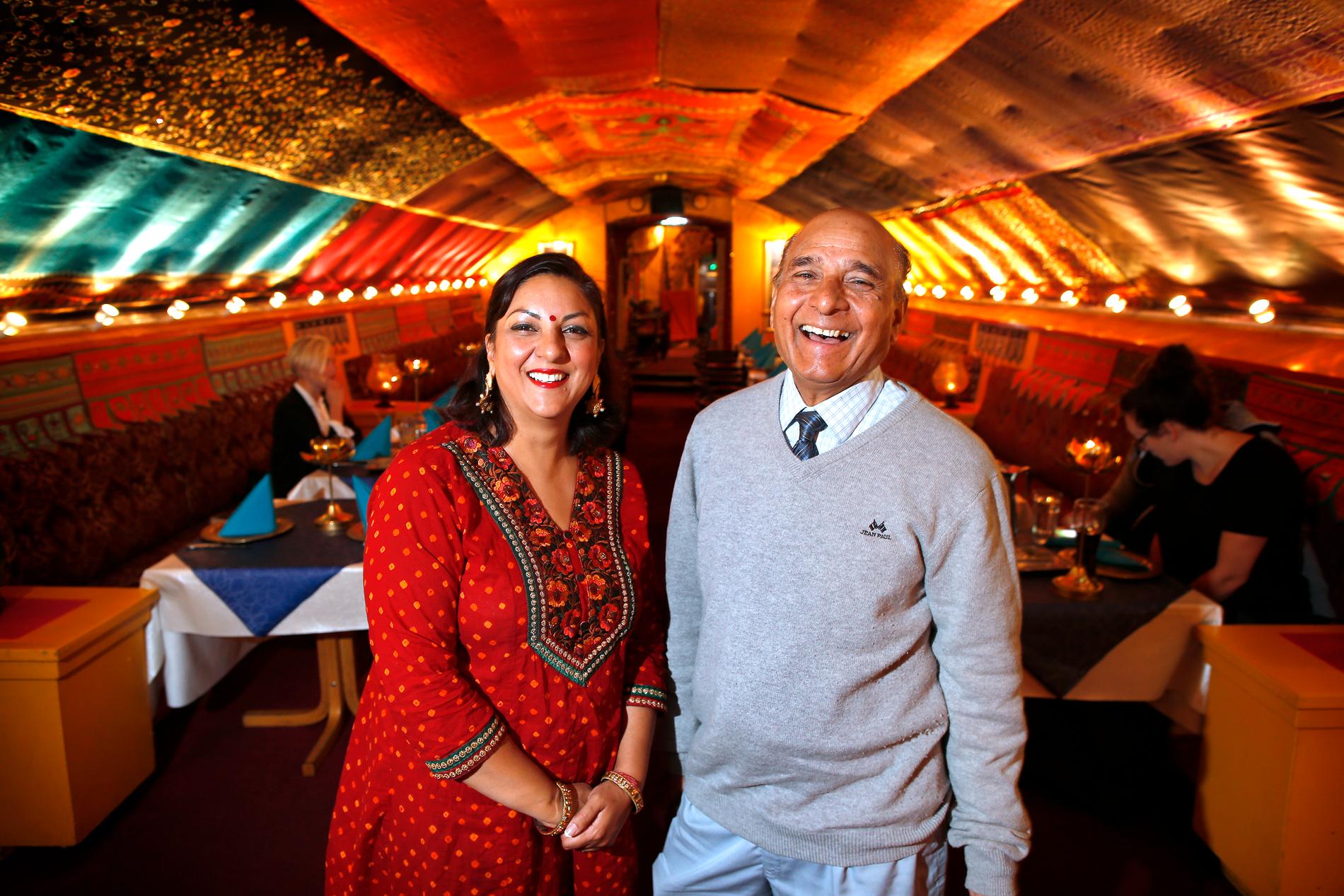 Sarita Sehjpal og Mother India-gründer Sudesh Sharma i restaurantlokalene til Mother India – som troner lista til Tripadvisor.