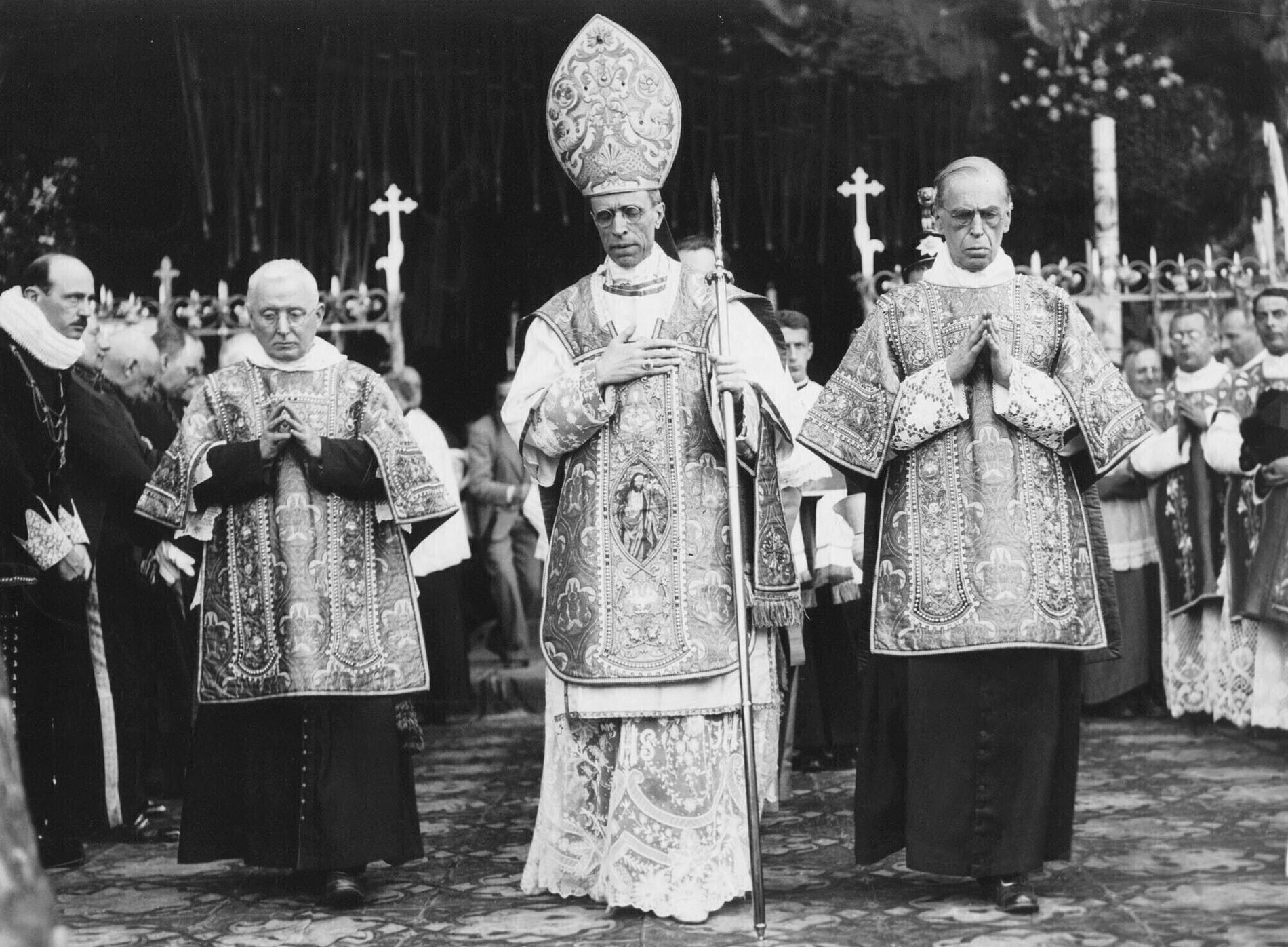 Pave Pius XII fikk detaljert informasjon om nazistenes massedrap på jøder langt tidligere enn det som har vært kjent, viser brev som er funnet i Vatikanets arkiv. 