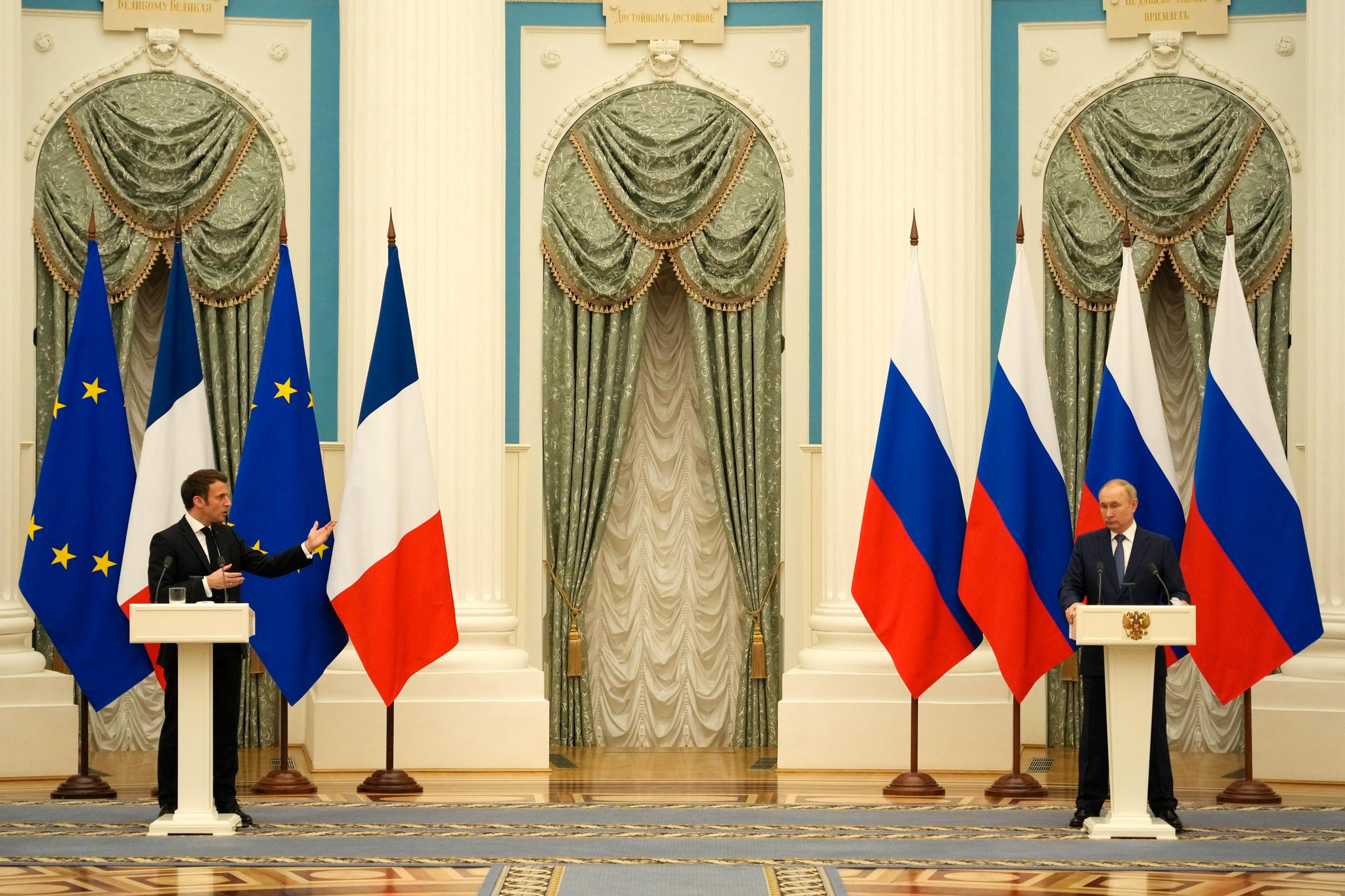 Frankrikes president Emmanuel Macron og Russlands president Vladimir Putin møtte pressen etter det nesten fem timer lange møtet mandag kveld. 