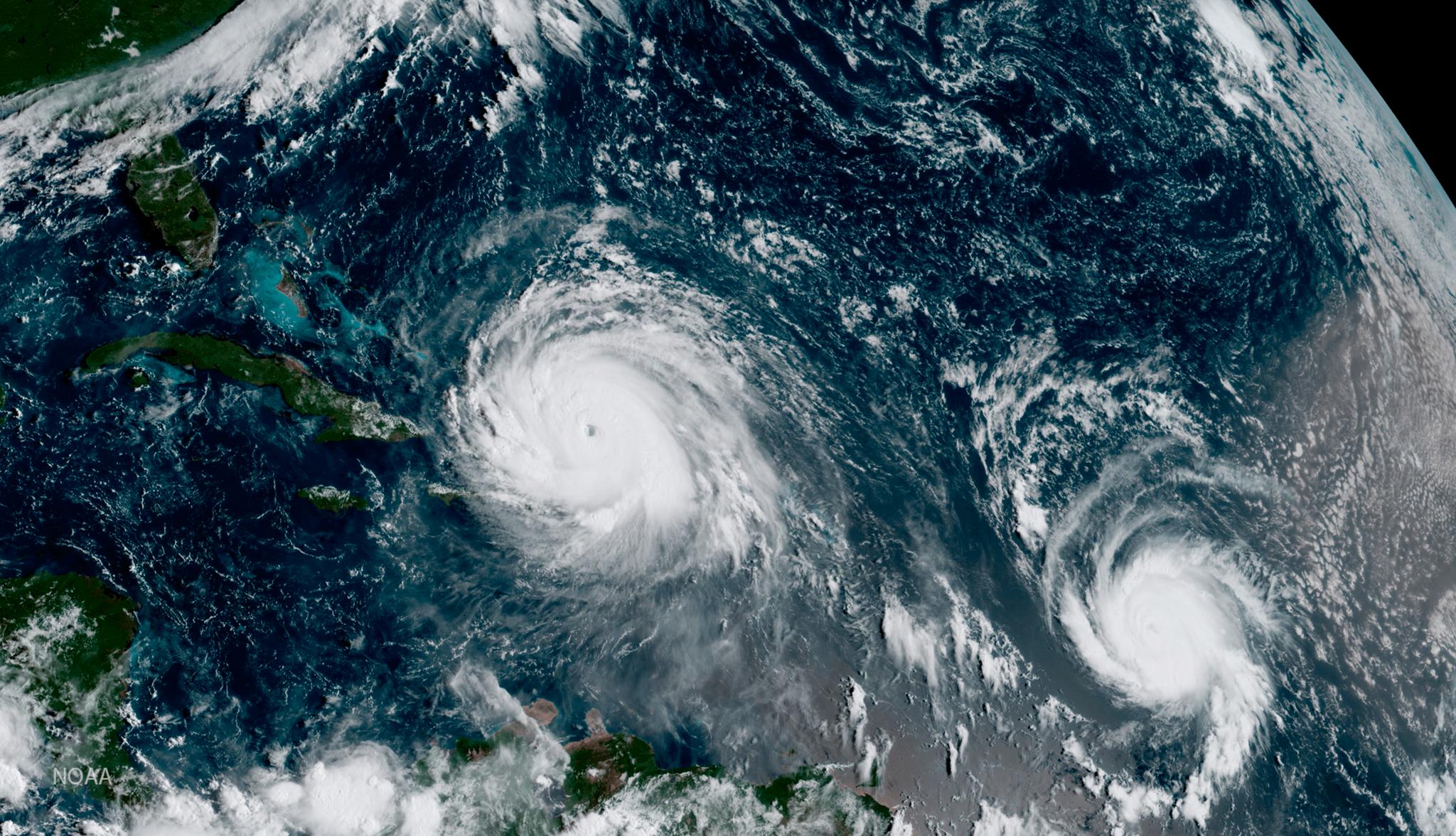 Irma (til venstre) er allerede den kraftigste orkanen som noensinne har vært registrert i Atlanterhavet. Til høyre er orkanen Jose, som trolig ikke vil treffe land i Karibia.