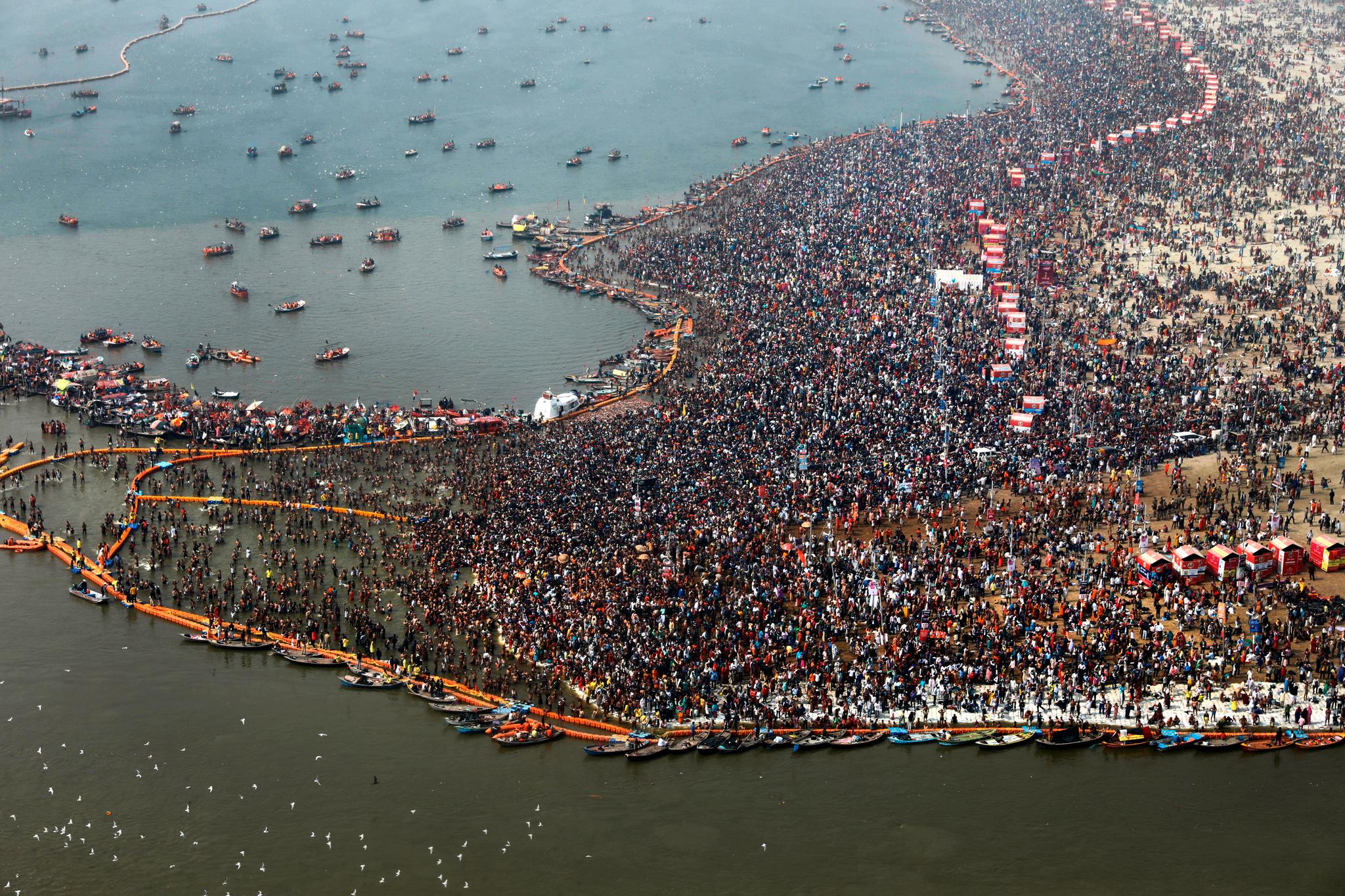 Hinduer møtes for å bade hvor de tre elvene Ganges, Yamuna og Saraswati møtes.
