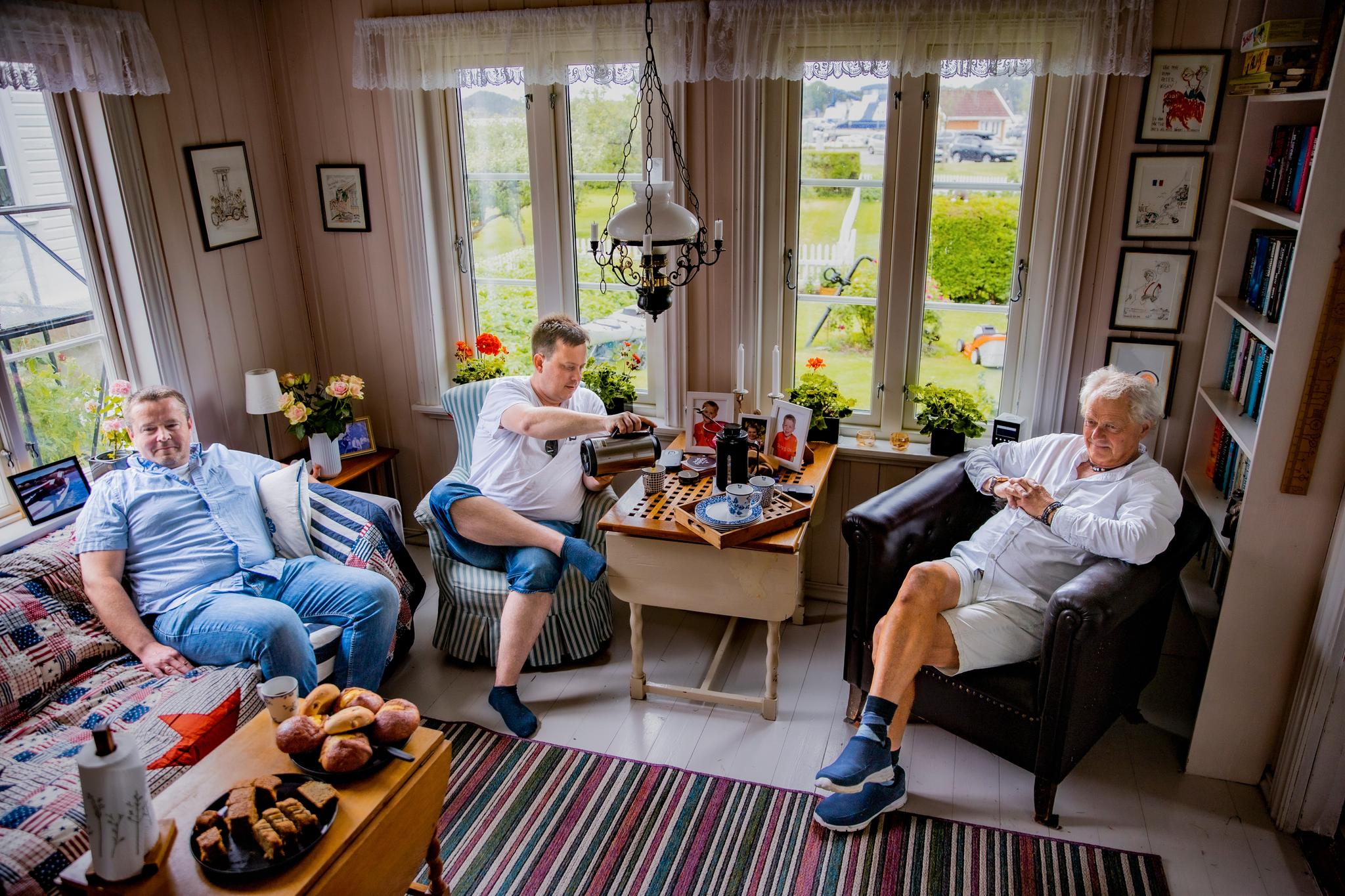– De tar ikke innover seg at de har befolkningen mot seg, sier Søgne-aksjonistene Morten Mosberg (fra venstre) og Gisle Hillesund i stua hjemme hos Vidar Ertzeid.