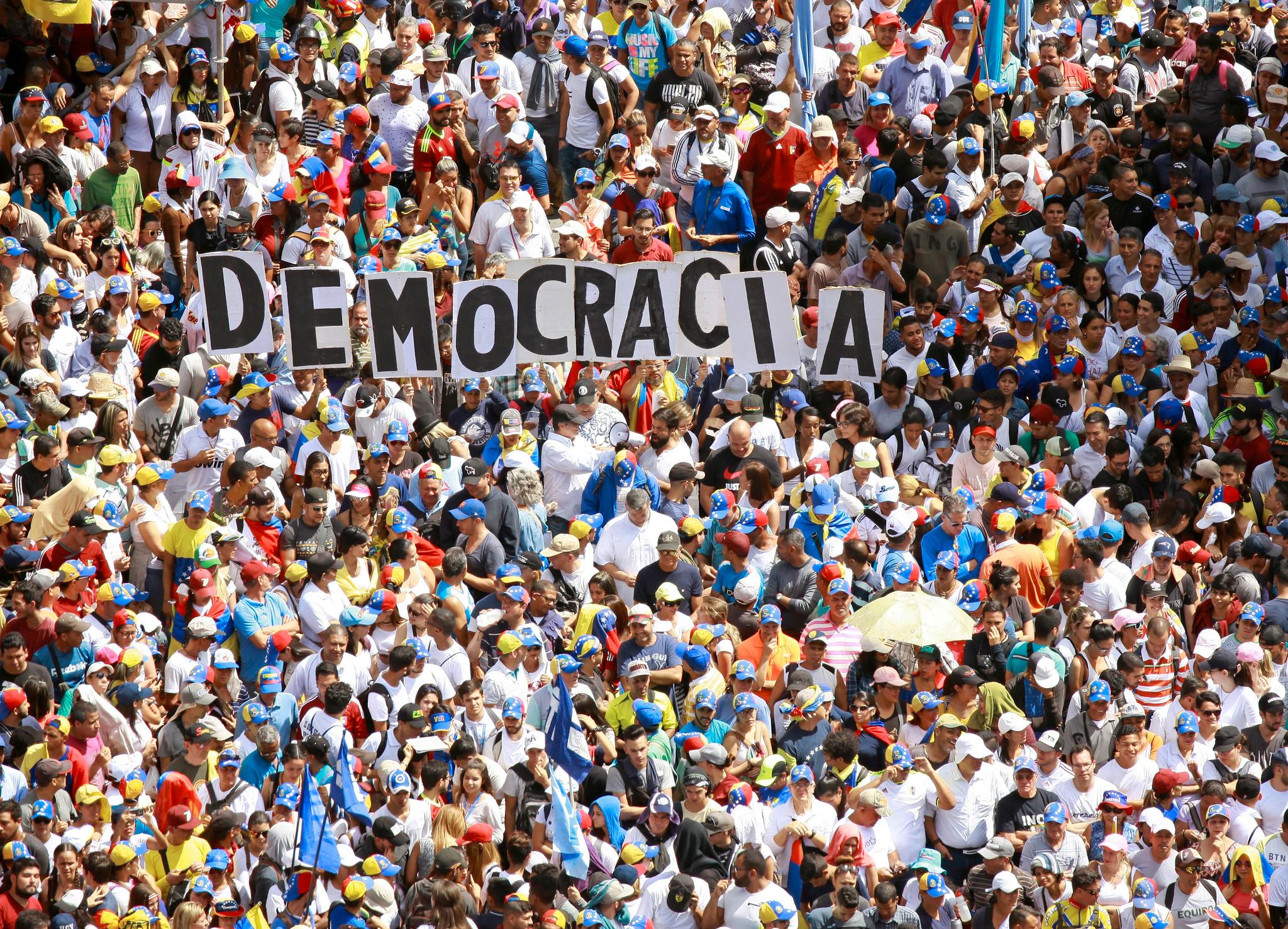 Demonstrantene krever fullverdig demokrati i Venezuela. 