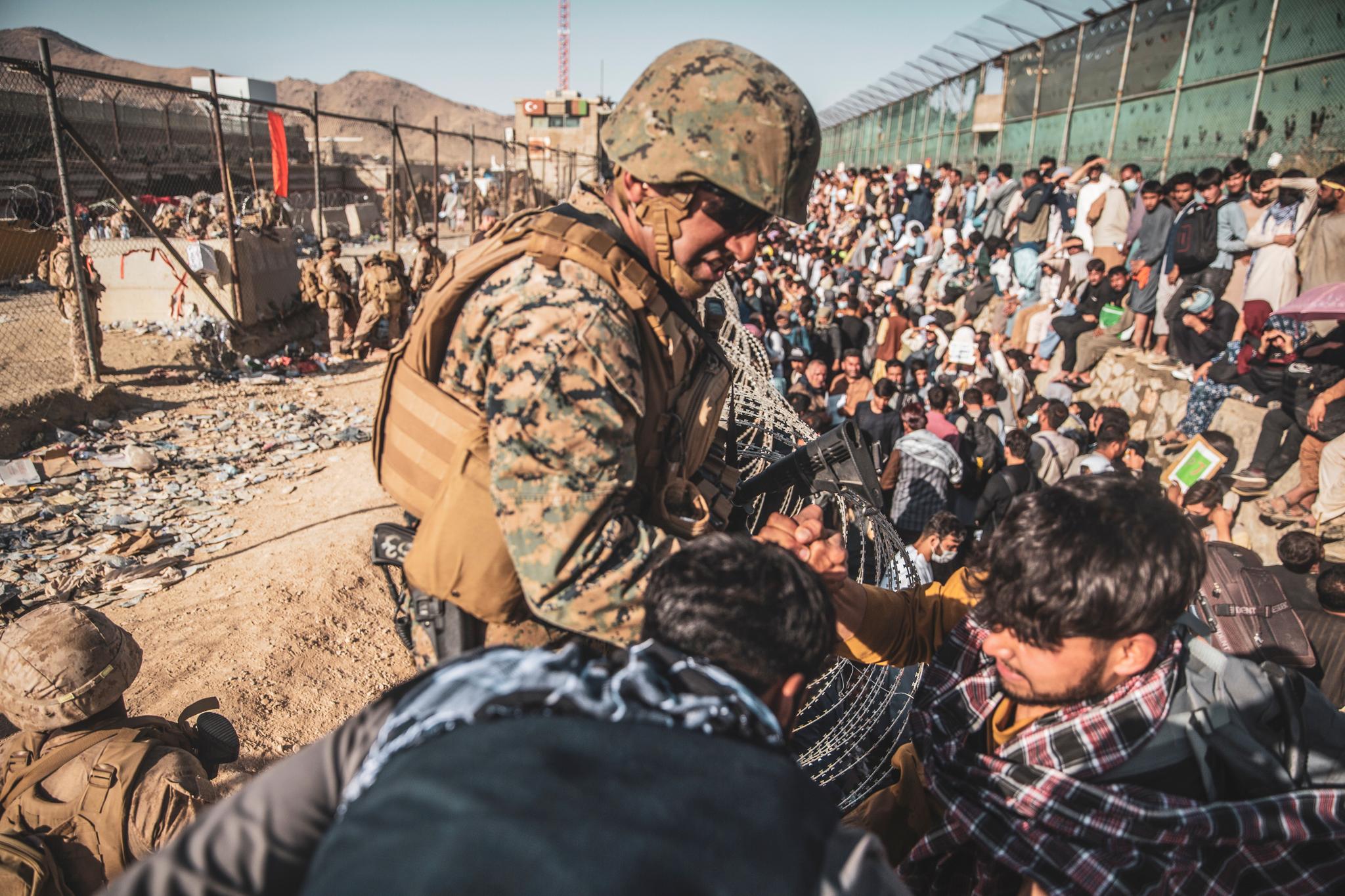 Svært mange afghanere forsøkte å komme seg vekk da Taliban tok makten i Kabul. Ved flyplassen var det kaos.