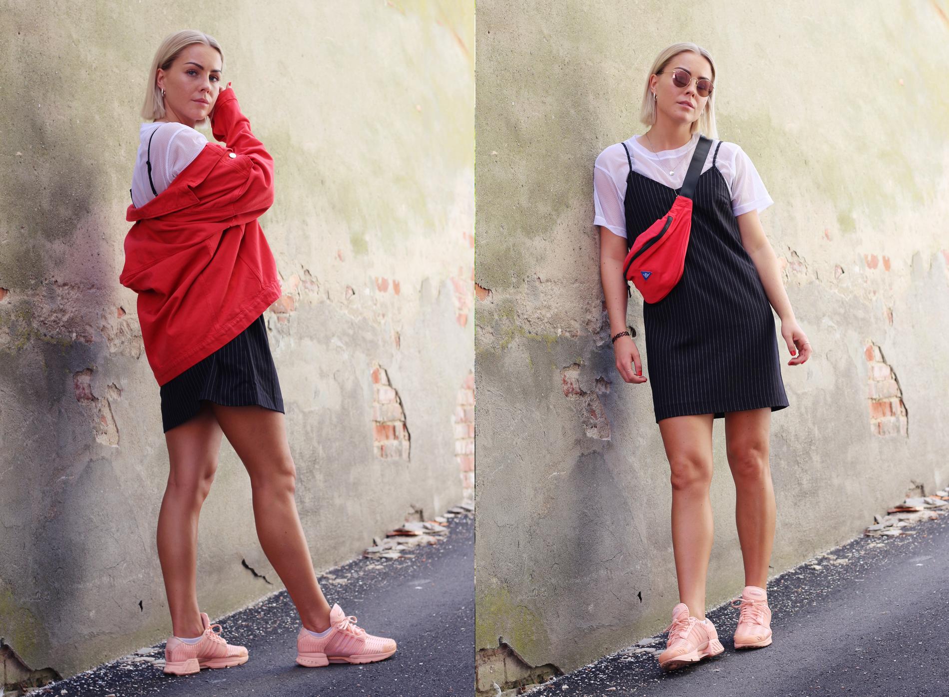 Rød denimjakke og sort kjole: Monki. T-skjorte: Urban. Sko: Adidas. Rumpetaske: Urban Outfitters. Solbriller: Rayban. Smykke: Topshop. 