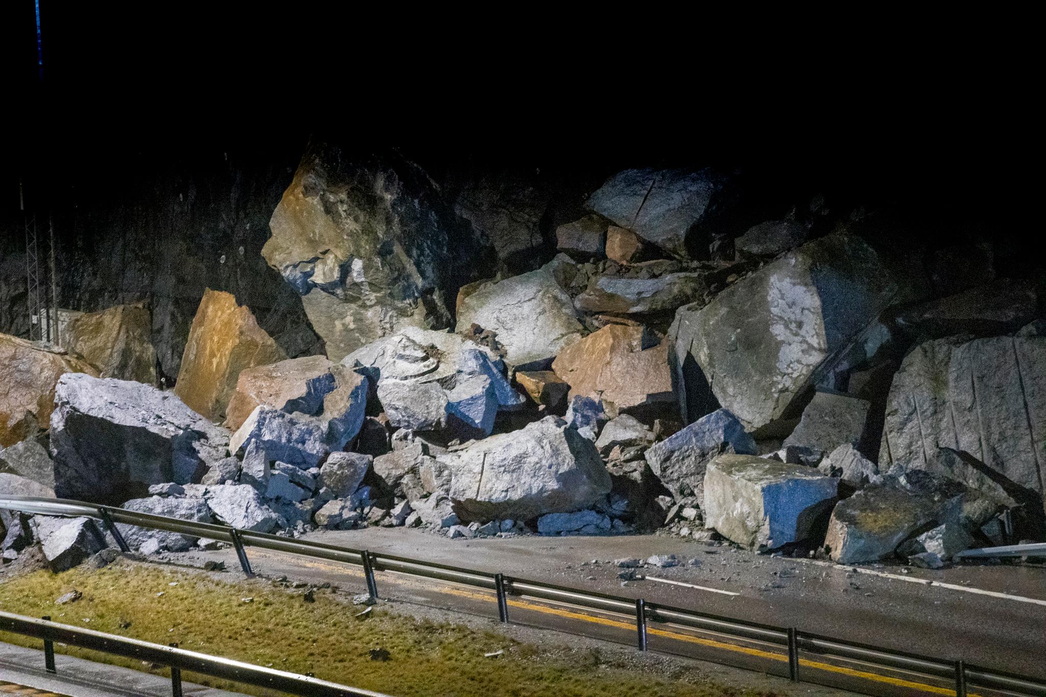 Sent fredag kveld forrige uke gikk et stort steinras over E18 ved Bommestad i Larvik. 