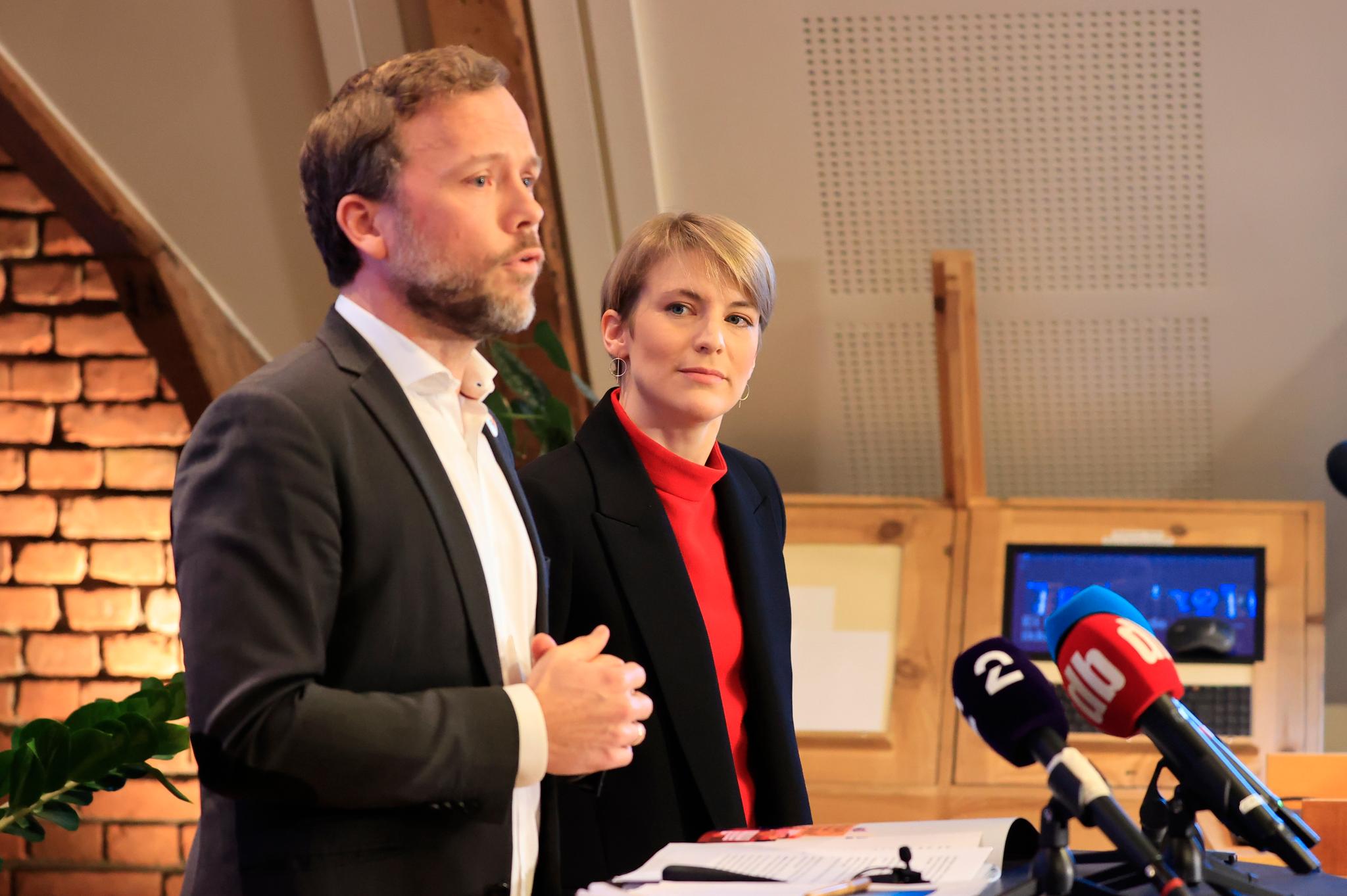 Det alternative budsjettet ble presentert av SV-leder Audun Lysbakken og Kari Elisabeth Kaski, SVs finanspolitiske talsperson, på en pressekonferanse mandag formiddag. 