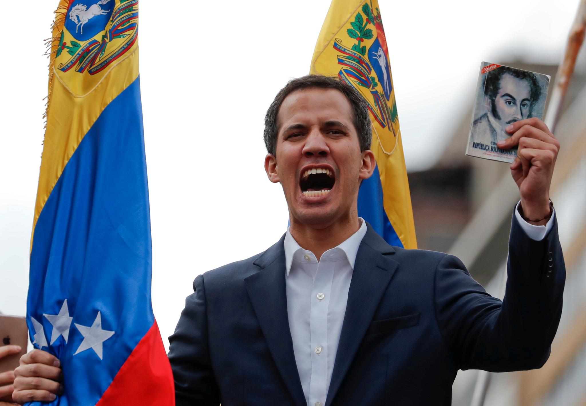 Samme dag som nasjonalforsamlingen erklærte Juan Guaidó som Venezuelas president, holdt han en tale til sine tilhengere - også da med grunnloven i hånd. 