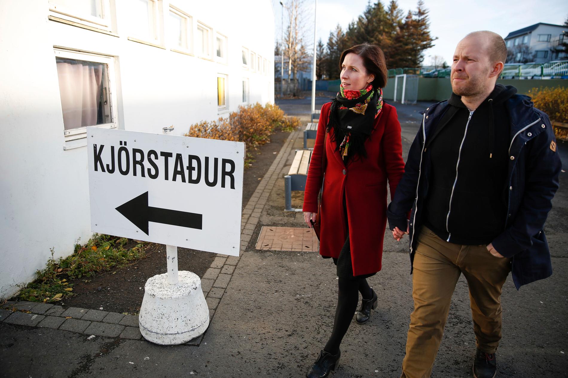 Islendinger på vei til et stemmelokale i Reykjavik. Foto: Brynjar Gunnarsson / AP / NTB scanpix