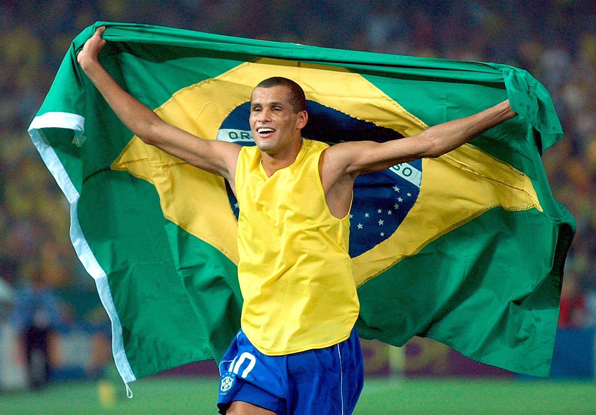 GULL: Rivaldo jubler for VM-gull - og Oscar - i 2002.