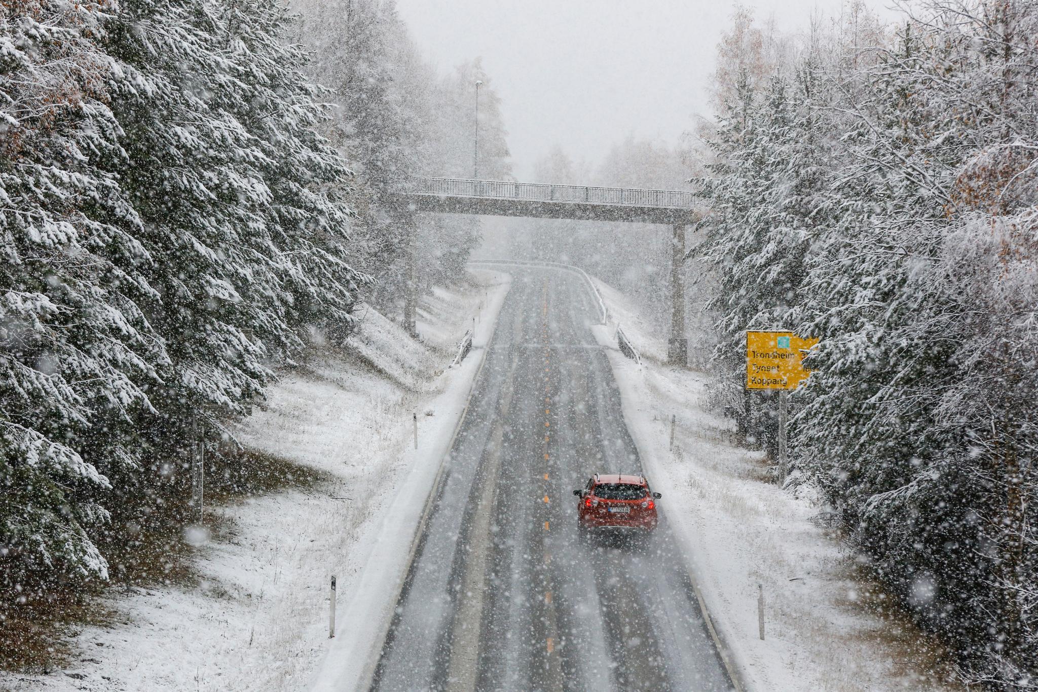 Snø og slapseføret på riksvei 3 i Østerdalen ved Rena. Vinteren har kommet på innlandet i Sør-Norge 